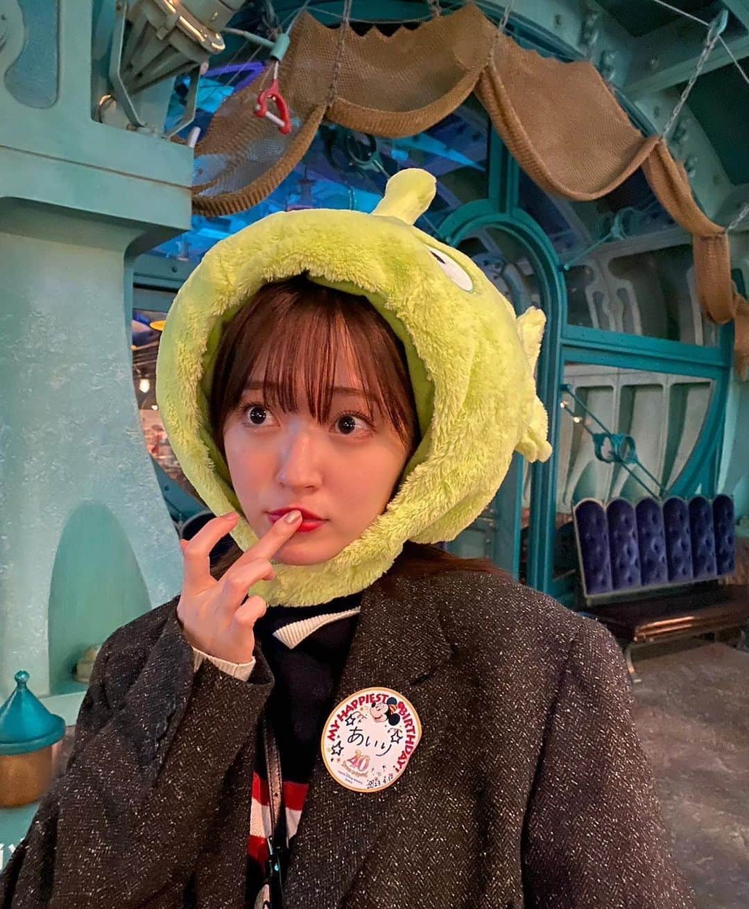 鈴木愛理さんのインスタグラム写真 - (鈴木愛理Instagram)「✴︎  Birthday Disney Sea🌋  久々に夢の世界行った〜！！！ 仕事でも毎月会ってる(なんならもっと短スパン)ヘアメイクのむろぽんと、スタイリストいなばと✌️ 大好きな人達と行く大人の夢の国はひと味違って楽しかった〜！！  私は4月生まれ🎂 いなばは2月だし、むろぽんなんか１月だけど（笑） 今年だし良いだろ！！ということで、みんな今日がバースデー気分でバースデーシール貰って🥰  ３人でおんなじ頭つけて🟢  シーだったから 中華料理のとこでビールとか飲んじゃって！！！🤣 というか17:00か ほぼほぼ全部の絶叫系並ばずに乗ったし、え？ってほどフード食べたし🍖  満足しすぎて、気持ちの良い疲労感でした〜  帰り道の独特な寂しさは 大人になっても健在だね😌  また行きたいな〜☺︎  #リップは無敵レッド #家にミッキー服ないかと漁ったら奇跡的にあった🐭」4月28日 0時35分 - airisuzuki_official_uf