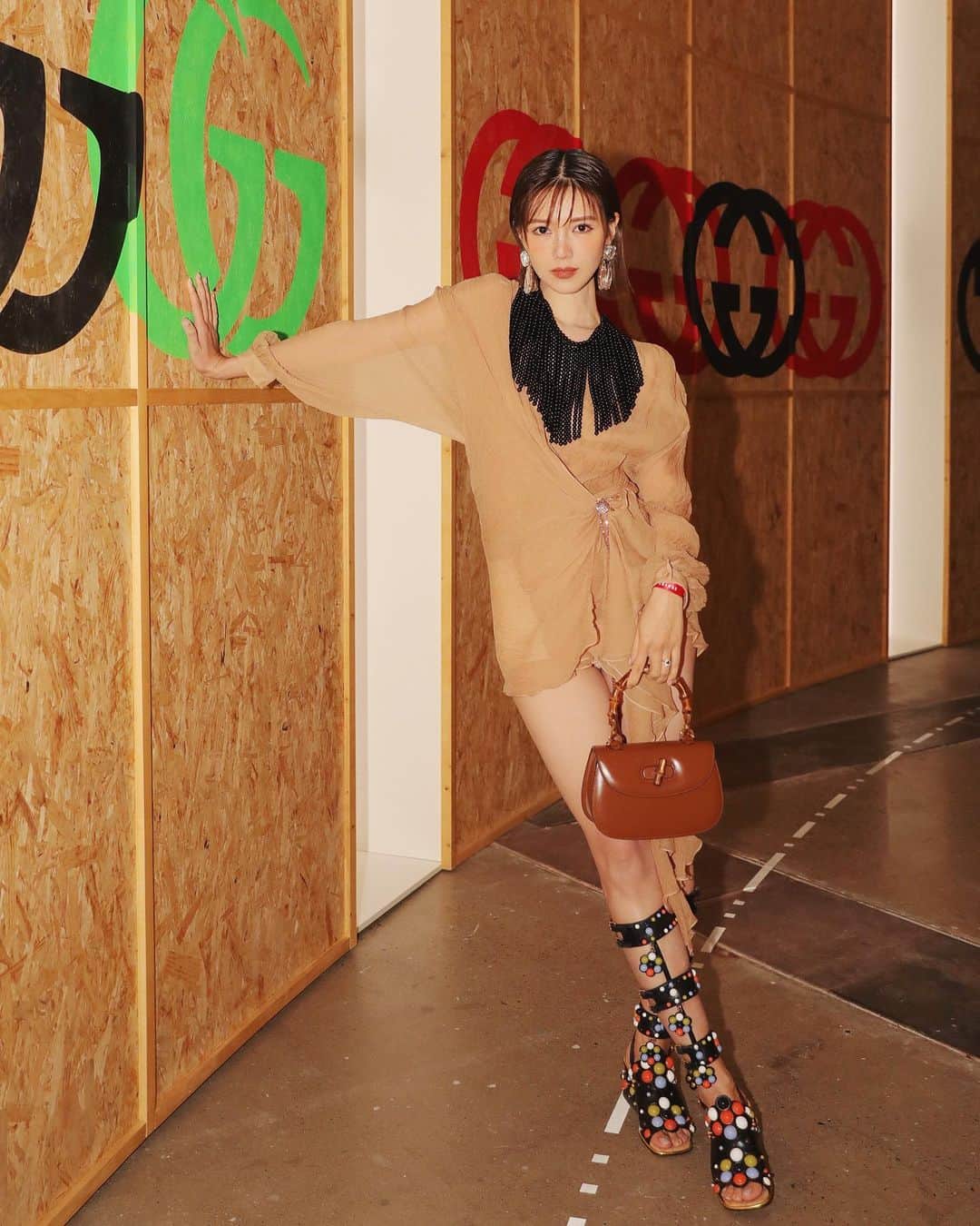 Elva Niのインスタグラム：「Walking into #GucciCosmos feels like entering a playful and immersive voyage to explore the history and creativity of the house.  這次來上海可以第一時間看到Gucci Cosmos的展覽 一共有8個worlds的展廳來代表各種Gucci的元素 我最喜歡Archivio 和Duomo  檔案室裡陳列了各種經典手袋的起源 Duomo則是以佛羅倫斯聖母百花聖殿為靈感 將建築的圓頂 上下對置 中間用天橋連結再加上環繞聲光投影 整個展覽都讓人目不暇接 好棒的體驗✨ @gucci  #guccihongkong」