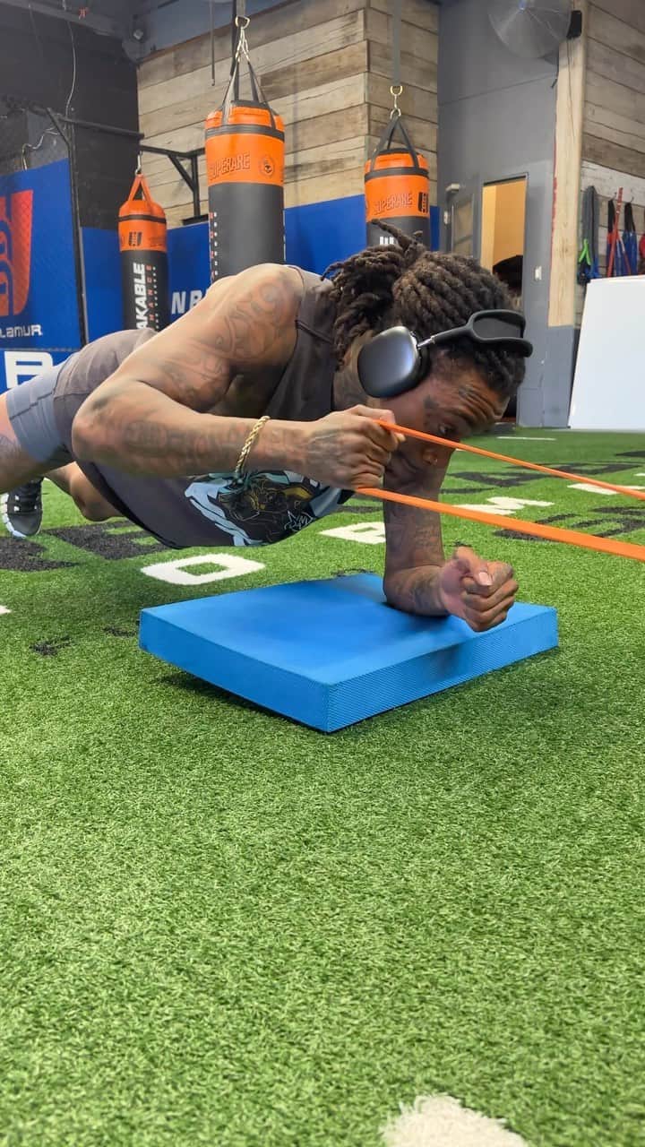 ウィズ・カリファのインスタグラム：「THESE BURN🥵  WE IN THE GYM🤘🏽💜✌🏾☮️😎🍄」