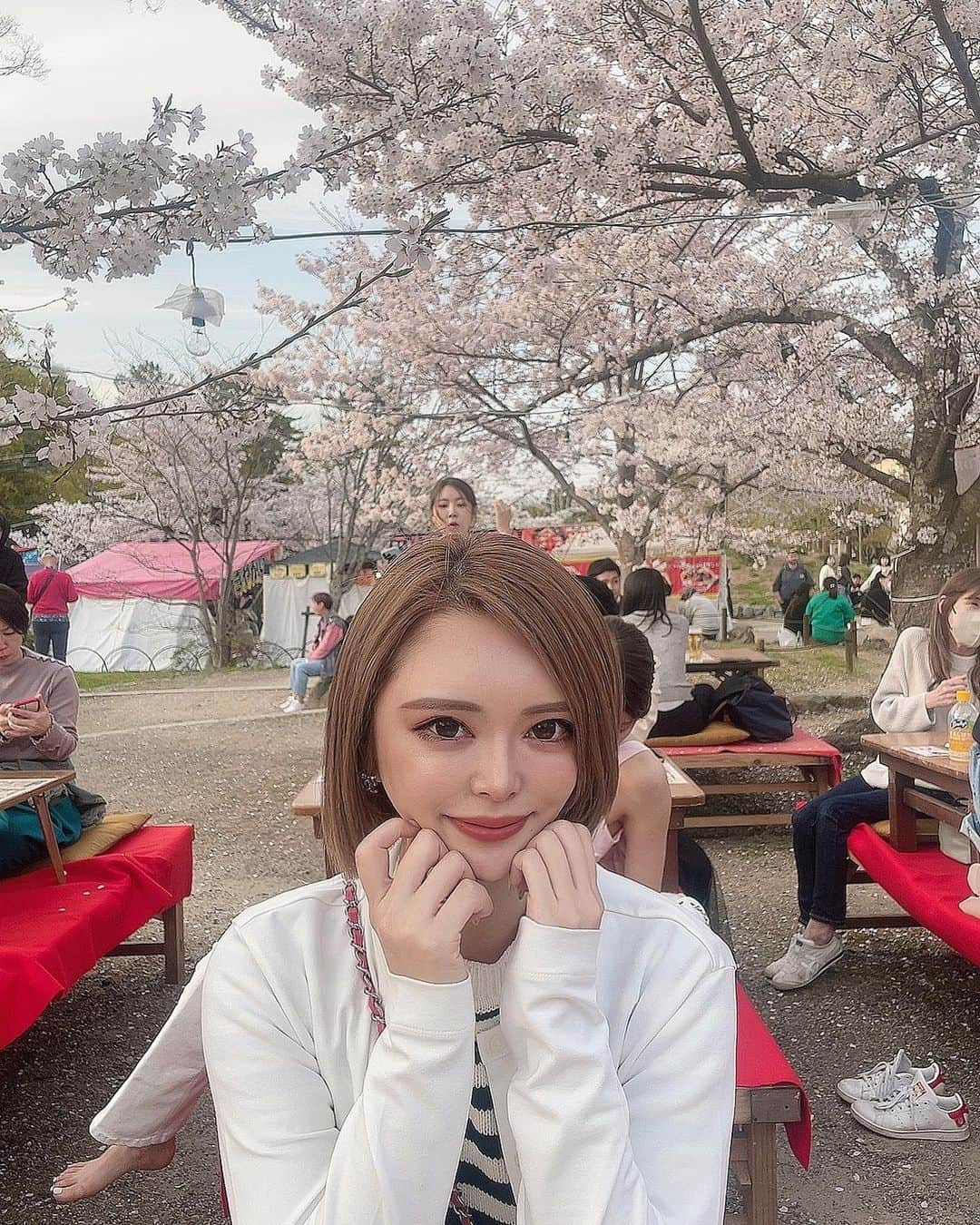 ゆいさんのインスタグラム写真 - (ゆいInstagram)「. . .  京都に桜🌸 見に行ったときの😮‍💨❤️‍🔥  . . . #桜 #桜の木の下で #花見 #春 #春コーデ #ショートヘア #丸顔 #ギャル #キャバ嬢 #キャバクラ #メイク #春メイク #お出かけ #美容 #整形 #ダイエット #筋トレ #パーソナル #ピラティス #カラコン #脱毛 #美肌 #肌管理 #アートメイク #むちむち #むちこ#グラビア #ミナミ #北新地 #歌舞伎町」4月28日 0時47分 - yui.9797