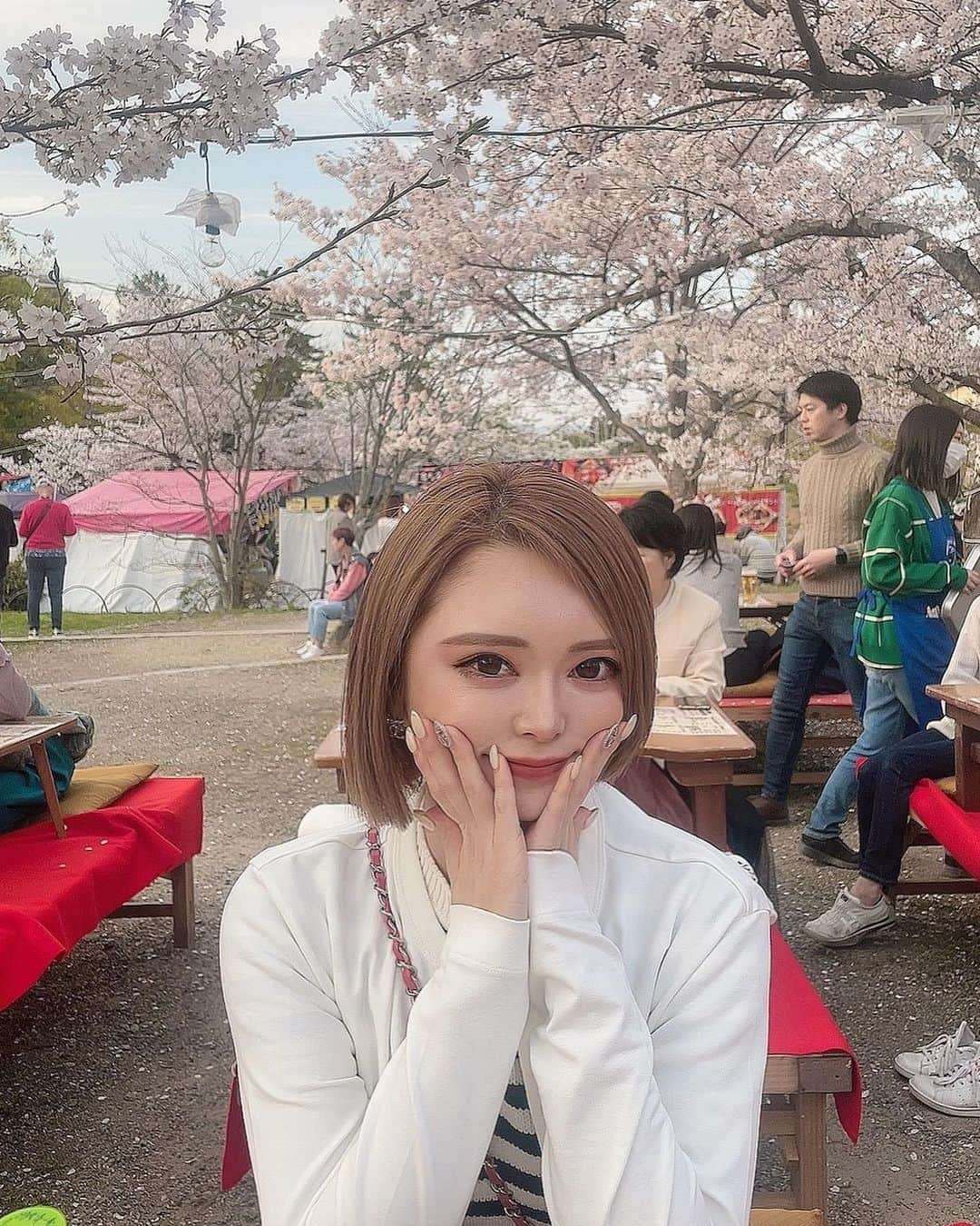 ゆいさんのインスタグラム写真 - (ゆいInstagram)「. . .  京都に桜🌸 見に行ったときの😮‍💨❤️‍🔥  . . . #桜 #桜の木の下で #花見 #春 #春コーデ #ショートヘア #丸顔 #ギャル #キャバ嬢 #キャバクラ #メイク #春メイク #お出かけ #美容 #整形 #ダイエット #筋トレ #パーソナル #ピラティス #カラコン #脱毛 #美肌 #肌管理 #アートメイク #むちむち #むちこ#グラビア #ミナミ #北新地 #歌舞伎町」4月28日 0時47分 - yui.9797