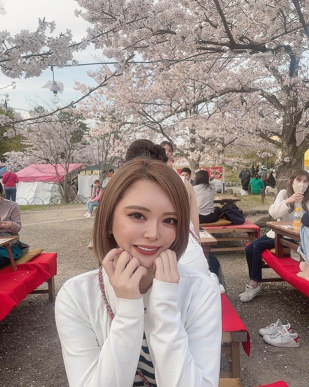 ゆいのインスタグラム：「. . .  京都に桜🌸 見に行ったときの😮‍💨❤️‍🔥  . . . #桜 #桜の木の下で #花見 #春 #春コーデ #ショートヘア #丸顔 #ギャル #キャバ嬢 #キャバクラ #メイク #春メイク #お出かけ #美容 #整形 #ダイエット #筋トレ #パーソナル #ピラティス #カラコン #脱毛 #美肌 #肌管理 #アートメイク #むちむち #むちこ#グラビア #ミナミ #北新地 #歌舞伎町」