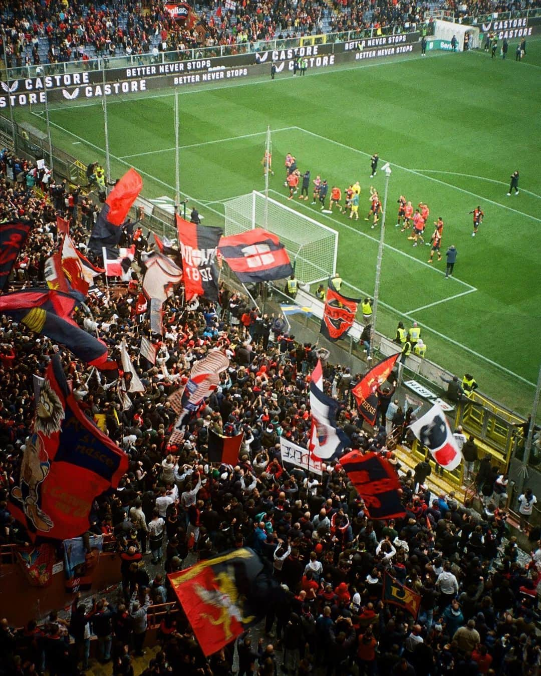 ジェノアCFCさんのインスタグラム写真 - (ジェノアCFCInstagram)「🏠 La nostra casa 🔴🔵  🏟️ #GenoaAscoli: riempiamo lo stadio!   🎟 Link nelle stories per acquistare il tuo biglietto 🤏  📷 @sonyakarate @emanveledangelo」4月28日 0時40分 - genoacfc