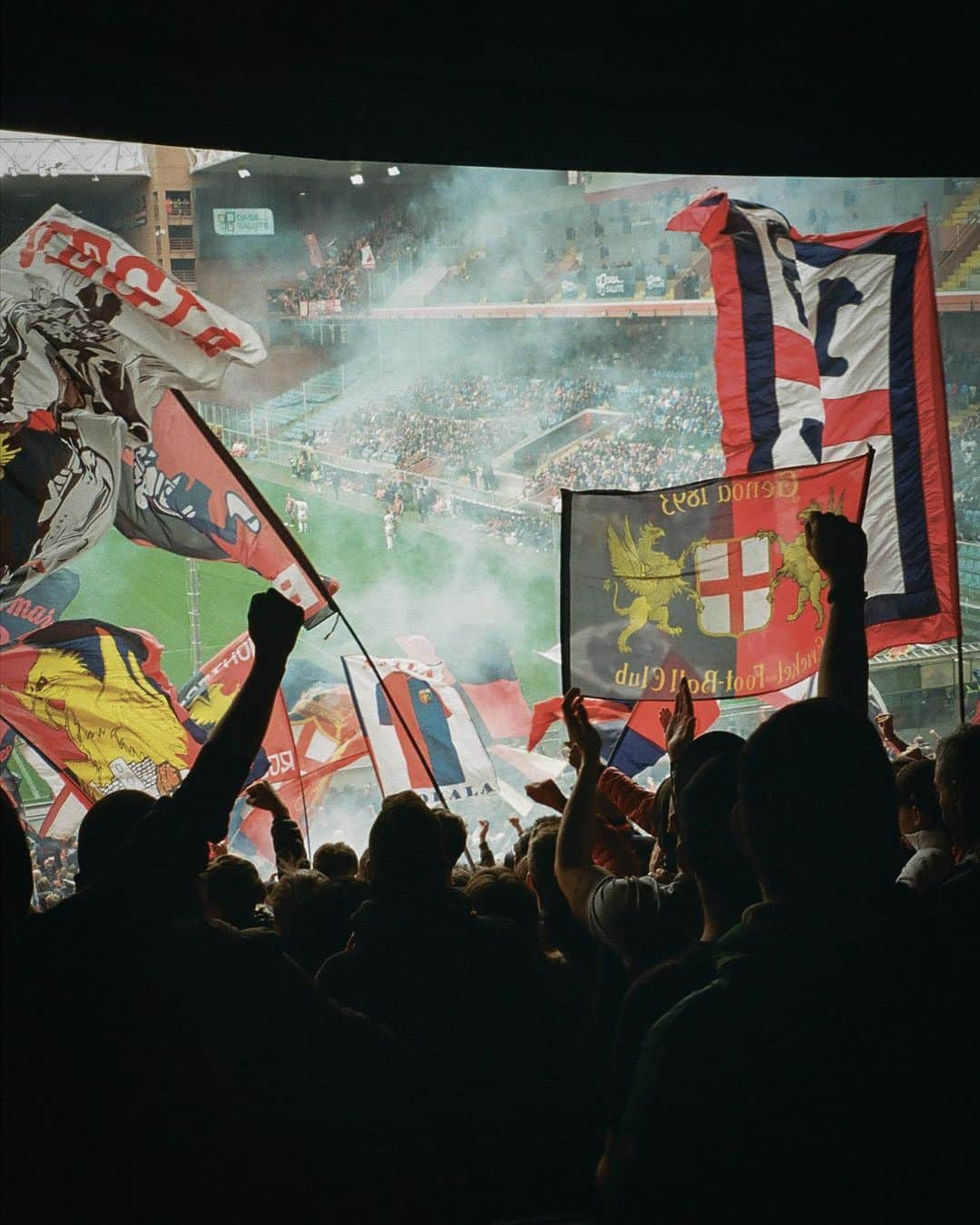 ジェノアCFCさんのインスタグラム写真 - (ジェノアCFCInstagram)「🏠 La nostra casa 🔴🔵  🏟️ #GenoaAscoli: riempiamo lo stadio!   🎟 Link nelle stories per acquistare il tuo biglietto 🤏  📷 @sonyakarate @emanveledangelo」4月28日 0時40分 - genoacfc