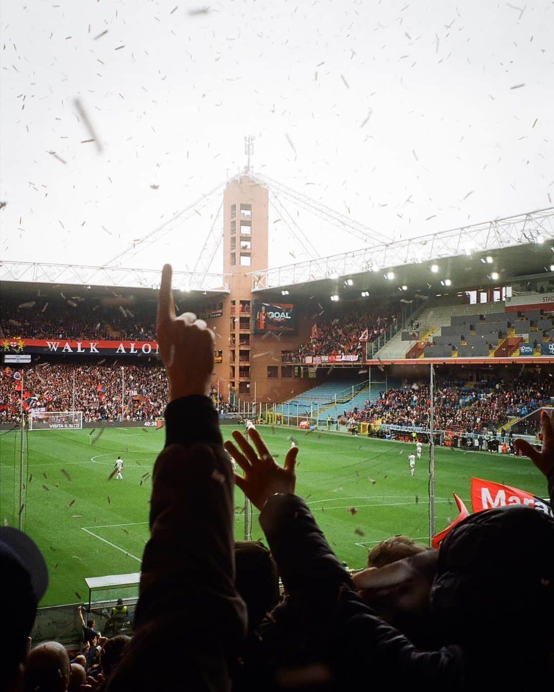 ジェノアCFCさんのインスタグラム写真 - (ジェノアCFCInstagram)「🏠 La nostra casa 🔴🔵  🏟️ #GenoaAscoli: riempiamo lo stadio!   🎟 Link nelle stories per acquistare il tuo biglietto 🤏  📷 @sonyakarate @emanveledangelo」4月28日 0時40分 - genoacfc