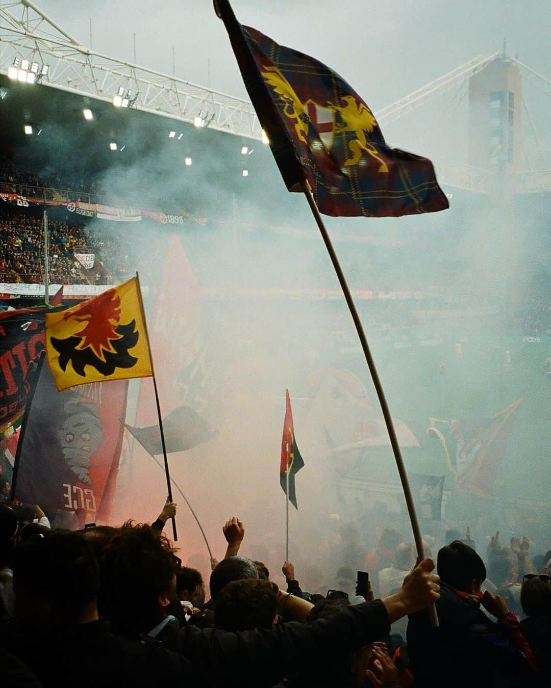 ジェノアCFCさんのインスタグラム写真 - (ジェノアCFCInstagram)「🏠 La nostra casa 🔴🔵  🏟️ #GenoaAscoli: riempiamo lo stadio!   🎟 Link nelle stories per acquistare il tuo biglietto 🤏  📷 @sonyakarate @emanveledangelo」4月28日 0時40分 - genoacfc