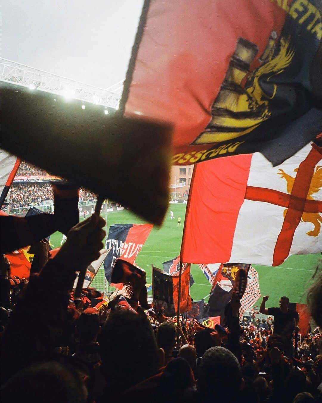 ジェノアCFCさんのインスタグラム写真 - (ジェノアCFCInstagram)「🏠 La nostra casa 🔴🔵  🏟️ #GenoaAscoli: riempiamo lo stadio!   🎟 Link nelle stories per acquistare il tuo biglietto 🤏  📷 @sonyakarate @emanveledangelo」4月28日 0時40分 - genoacfc