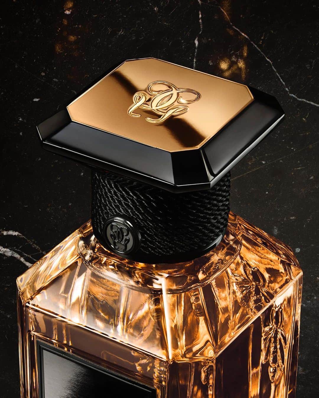 ゲランのインスタグラム：「Born of almost two centuries of savoir-faire, L'Art & La Matière Collection embodies the Guerlain Perfumers' quest for excellence.​  Craft your very own made-to-measure bottle, exclusively at guerlain.com.​  #Guerlain #GuerlainParfumeur #ArtetMatière」