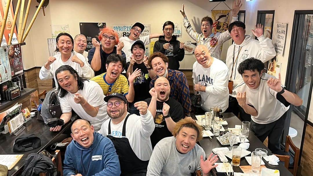 松本康太さんのインスタグラム写真 - (松本康太Instagram)「『一発屋会2023』  あなたは私服のキャラ芸人の名前を全て言うことができるか？  言えたあなたは、お笑い博士(*^^*)♪  今日は久しぶりの一発屋会でした！(コロナ前以来)  まず生存確認、それぞれの近況報告や最近あった営業の失敗話など、ただただ楽しい会でした！  乾杯は「ルネッサンス」最後は「ゲッツ締め」をみんなでするのが一発屋会恒例なのです(*^O^*)　　  この会のメンバーでもある、とにかく明るい安村くんの英国での活躍を我がごとのように喜ぶ一発屋会メンバーでした！  #一発屋#持続可能#sdgs#一発屋会#一発屋会2023#一発屋生存確認#キャラ芸人#私服#クイズ#お笑いクイズ#レギュラー松本#あるある探検隊#笑顔#一発屋芸人は人生のしおり#オールスターズ#アベンジャーズ」4月28日 0時41分 - aruarutankentai.matsumoto