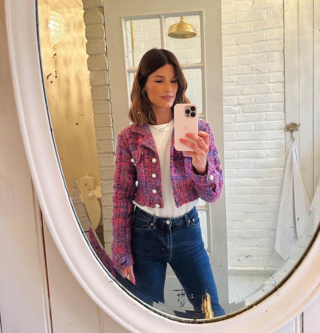 Hanneli Mustapartaさんのインスタグラム写真 - (Hanneli MustapartaInstagram)「Filming a new and exciting project coming up soon and completely fell in love with this lovely bathroom at one of the locations. Très français!」4月28日 0時43分 - hannelim