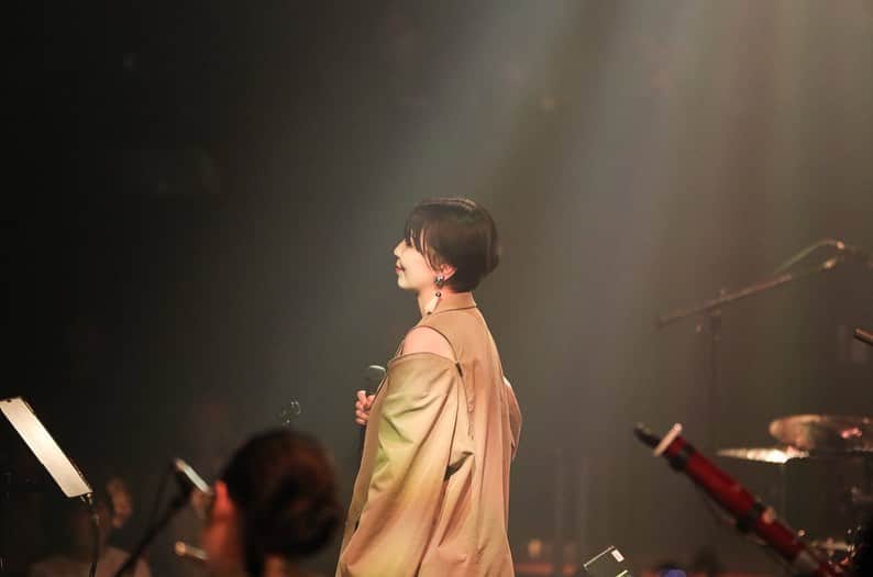 土岐麻子さんのインスタグラム写真 - (土岐麻子Instagram)「土岐麻子 Toki Asako Special Live “Break Out, Sing Out！” 大阪公演どうもありがとうございました！ ゲストの堀込泰行さんの歌い初め、客席から自然な歓声が沸きました。感動。 あと、私もカラオケボイスドリンク飲もうかな…ってちょっと思った。  Guest: 堀込泰行 @yasuyuki_horigome   東京もゲストが泰行君です。お楽しみに…！  ▼東京公演 配信 eplus.jp/tokiasako-st/  📸　佐多杏介(kyonntra) @kyonntra」4月28日 0時47分 - tokiasako