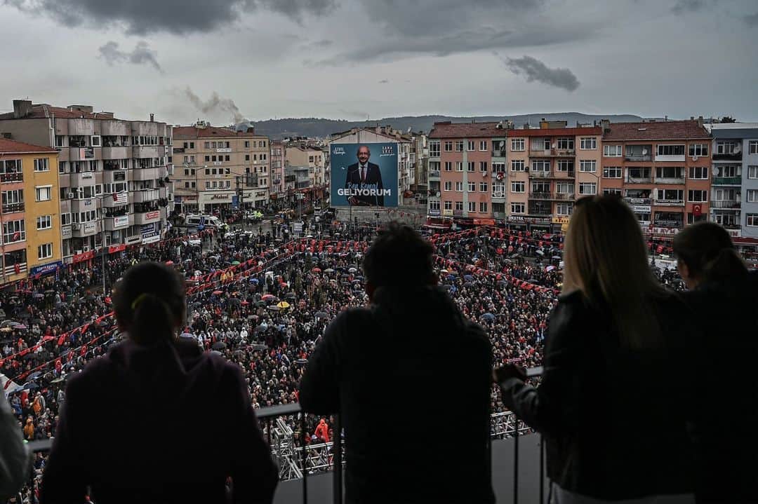 TIME Magazineさんのインスタグラム写真 - (TIME MagazineInstagram)「After two decades under President Recep Tayyip Erdoğan, millions of Turks see Kemal Kılıçdaroğlu as the  best hope to end the president’s near-total control of the state and bring back a more balanced form of government.  “This is an election for those defending democracy against authoritarian rule,” Kılıçdaroğlu, 74, tells TIME in an April 10 interview. “We will end an oppressive government by democratic means,” he says, sitting in front of the red-and-black silhouette of the beloved Mustafa Kemal Atatürk, who founded the Turkish republic a century ago, and transformed it into a modern, secular country.  At the link in bio, meet the man who could beat Erdoğan.  Photographs by 1: Bulent Kilic—AFP/Getty Images; 2: Ozan Kose—AFP/Getty Images; 3: Sedat Suna—EPA-EFE/Shutterstock; 4: Ugur Yildirim—dia images/Getty Images 5: Burak Kara—Getty Images; 6: Ozan Kose—AFP/Getty Images」4月28日 0時47分 - time