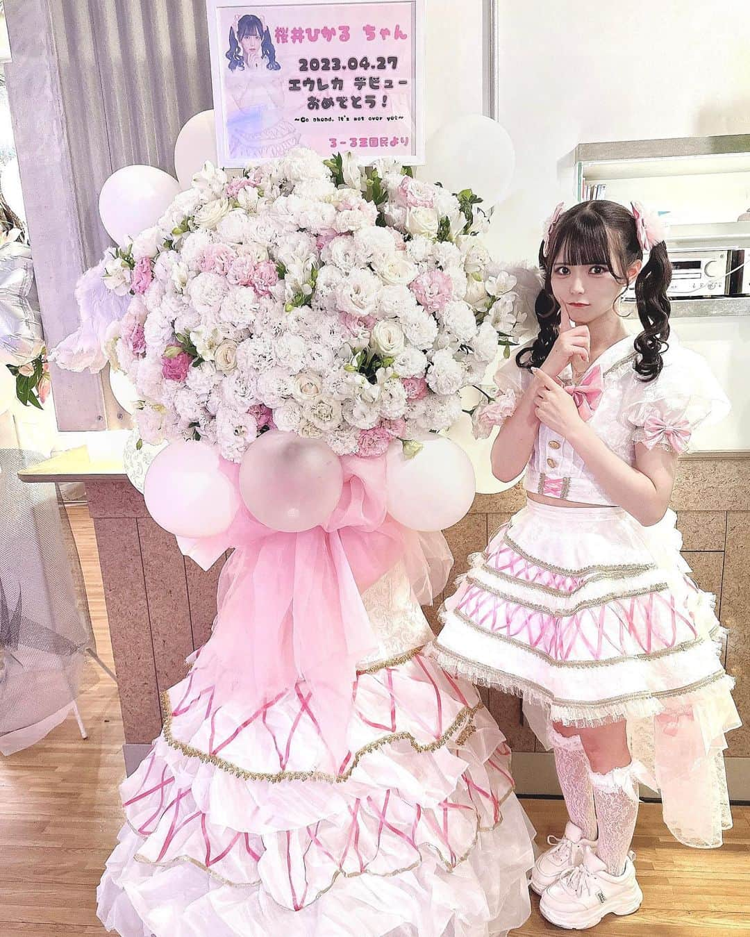 桜井ひかるさんのインスタグラム写真 - (桜井ひかるInstagram)「2023.4.27  エウレカデビューライブ🎤 【円環の理】  またアイドルにさせてくれて 幸せにしてくれてありがとう💭  ステージから出た瞬間、 ピンク色のサイリウムが沢山見えて 知ってる顔が見えて嬉しかったよ😌  フラスタもありがとう🤍 私の衣装のスカートになっていて、 羽もついてて可愛かったよー🥹  そして 8/1 に 新宿BLAZEで ワンマンライブが決定しました🎤 この日に向けてたくさん頑張るので 空けておいてくださると嬉しいです！  これから一緒にたくさん思い出作ろうね😌 今日来れなかった方もまた会おうね🌸  #エウレカ#ライブ#デビューライブ#円環の理#アイドル#フラスタ#フラワースタンド#ツインテール」4月28日 0時48分 - hikarunroll_