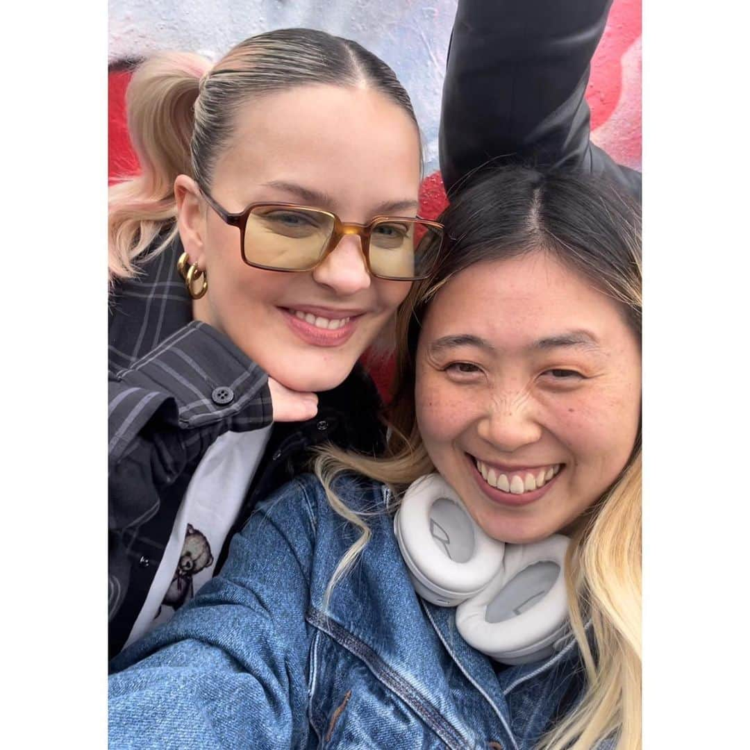 山田愛さんのインスタグラム写真 - (山田愛Instagram)「Unhealthy 🥹🍬🍭🤍  i just came to see @annemarie in London, and became the best day ever 🥹❤️🇬🇧  Your favorite artist on the entire planet is right in front of you… wow so happy🧡  #annemarie #🇬🇧 #london #bricklanestreetart #uk #アンマリー」4月28日 0時52分 - aiyamada_