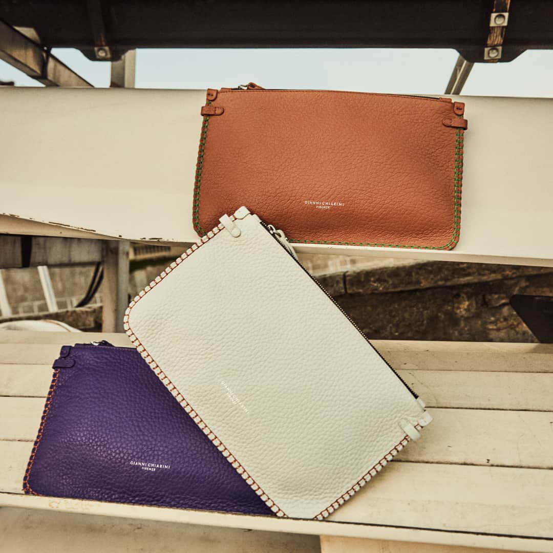 ジャンニキアリーニさんのインスタグラム写真 - (ジャンニキアリーニInstagram)「Playful and colorful, the new Marcella Clutch bag combines the iconic shape of the maison with the solid intense colors of the soft hammered leather.  #giannichiarini #gc #ジャンニキアリーニ #MarcellaClub #SS23」4月28日 0時53分 - giannichiarini