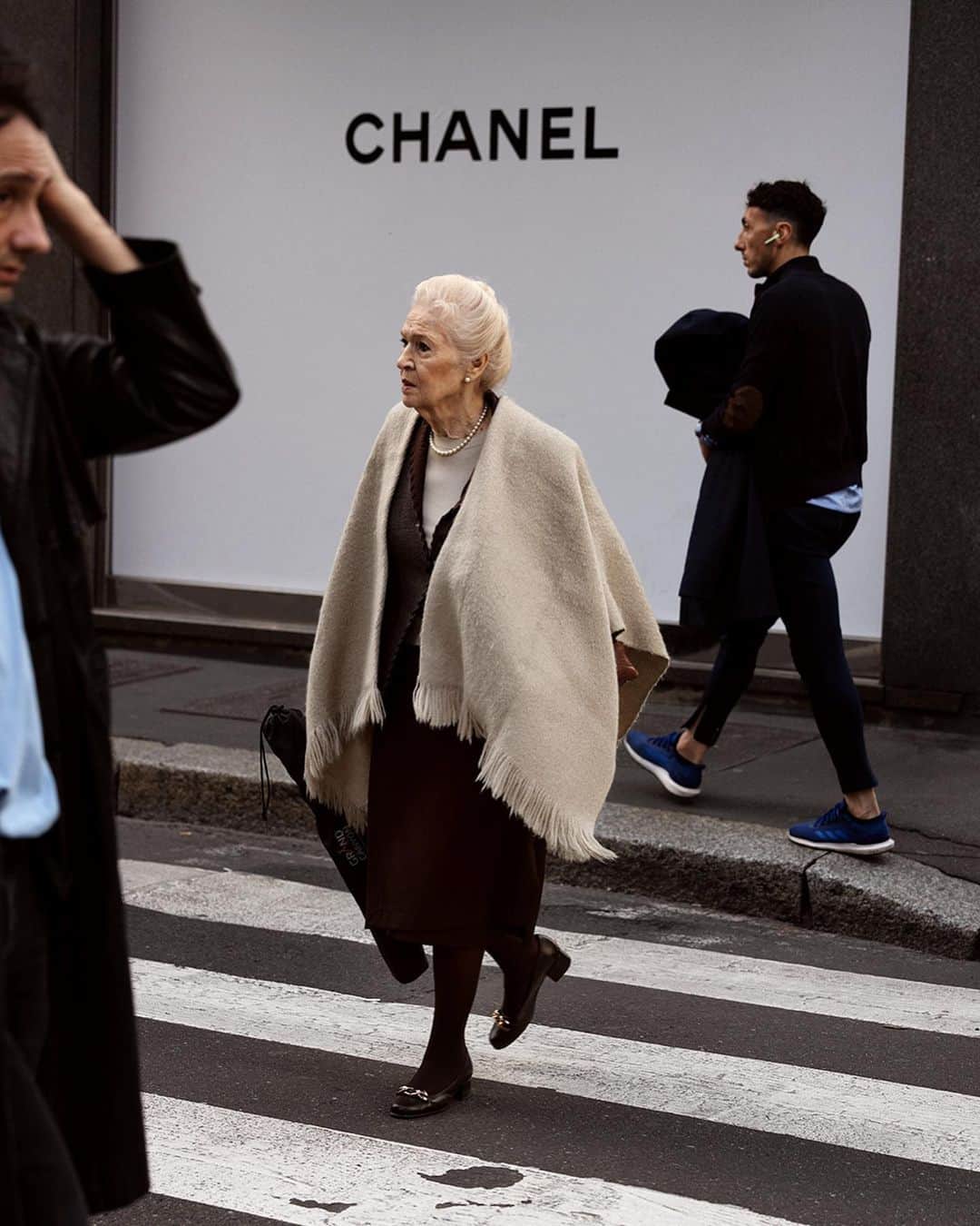 スコット・シューマンのインスタグラム：「The Sciura are out in force this Spring in Milan! Yes the clothes are very elegant but ,for me, it’s all about the hair! Milan (of course)」