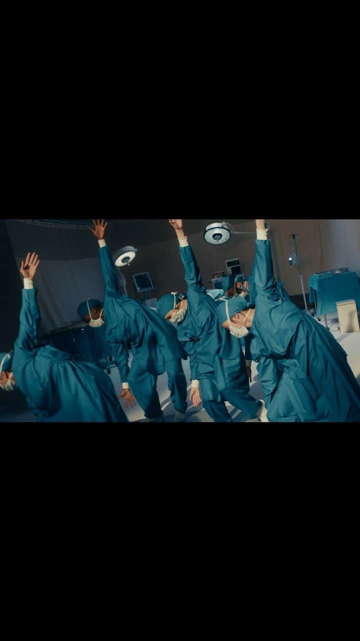 ホージアのインスタグラム：「I'm happy to announce the video for #AllThingsEnd is here. This was a fun one for sure...  Getting to work with @jillymeyers once again for the videos across this EP was a gift. Jillian is an artist in the finest sense of the word, and the dedication she shows to her craft, is no less than inspiring.   Working with her is an honour and I want to thank her from the bottom of my heart for bringing her talent and vision to my music, both now and in the past. The video for #WorkSong remains one of my proudest collabs.   I want to offer sincere thanks also to our dancers; @antaviusellison, @sasha.d.rivero, @chrismccartin, @alysonvan and the wonderful @danadaners who played head surgeon.  An enormous thank you also to @jaredasherharris our wonderful director for his vision on the treatment, and his incredible energy on set. It was a joy to work with him and the team.   I hope you all enjoy and as always, thank you for your support!! (Video link in story)」