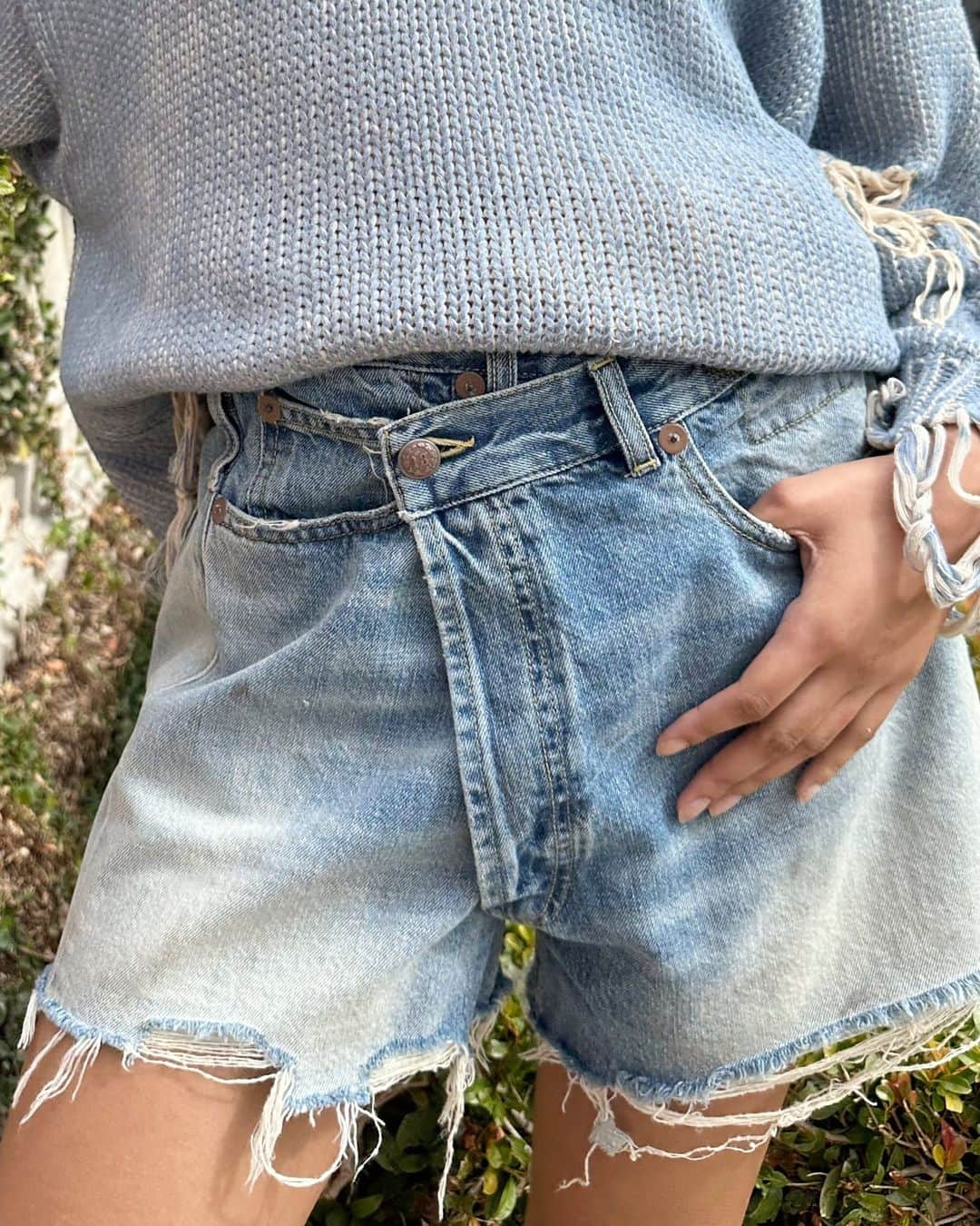 Shopbopさんのインスタグラム写真 - (ShopbopInstagram)「Better basics 💯 Update your staples this season with cool, distressed details (swipe for a closer look 👀) Link in bio to shop 🛍️」4月28日 1時00分 - shopbop