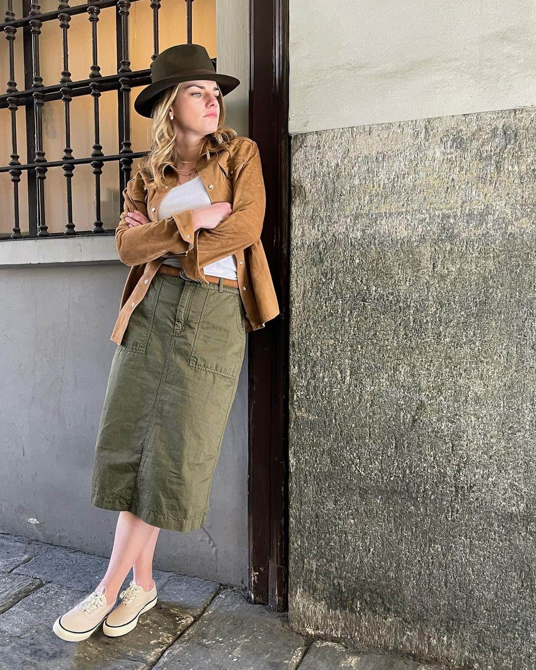 ヴィンテージ55のインスタグラム：「Two days ago we posted our latest Texana leather shirt, guess what? It’s available also for woman!  100% made in Italy with super soft goat skin. Complete this safari inspired look with our cotton linen Fatigue Skirt!」