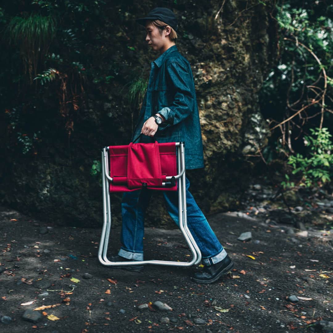 Snow Peak USAさんのインスタグラム写真 - (Snow Peak USAInstagram)「A look at the iconic Red Folding Chair 👀   A staple in Snow Peak-style campsites, the chair offers reliable comfort and a sleek silhouette. It easily collapses and folds flat for convenient transport.」4月28日 1時04分 - snowpeakusa