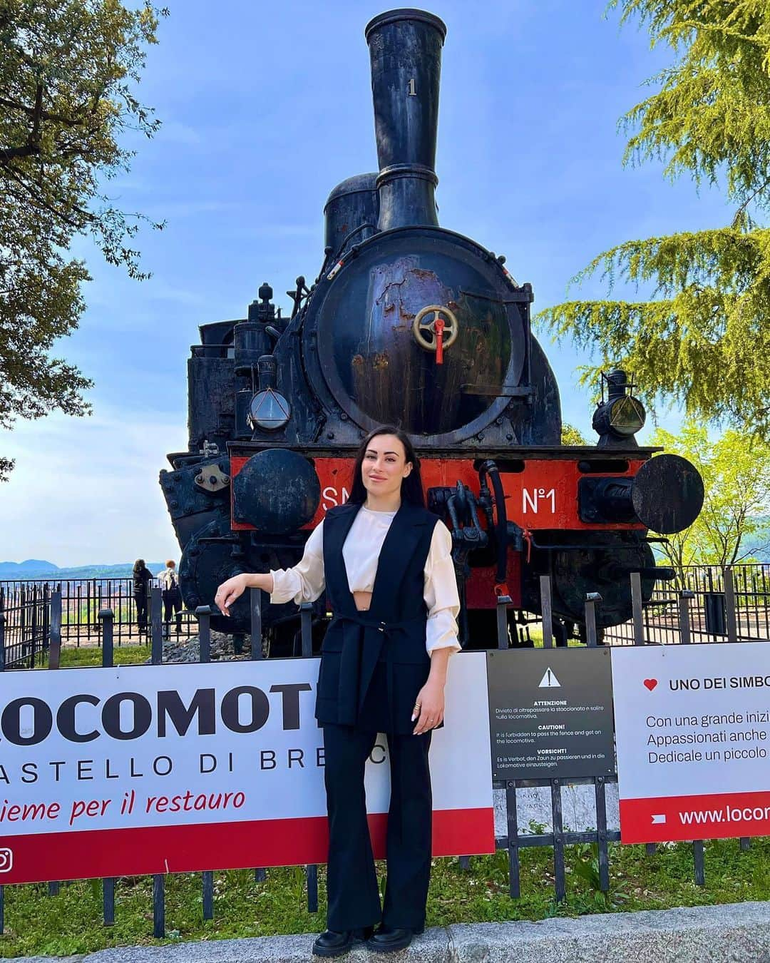 バネッサ・フェラーリのインスタグラム：「Per anni ha sempre fatto il suo lavoro senza sosta, ora cade a pezzi!  Non sto parlando di me… 😂 Mi riferisco alla @locomotiva_castello_bs 🚂 Non è quella dei film ma è un pezzo di storia. Restauriamo almeno lei, prima che sia troppo tardi! 😉  #locomotiva #Brescia #castello #insiemeperilrestauro」