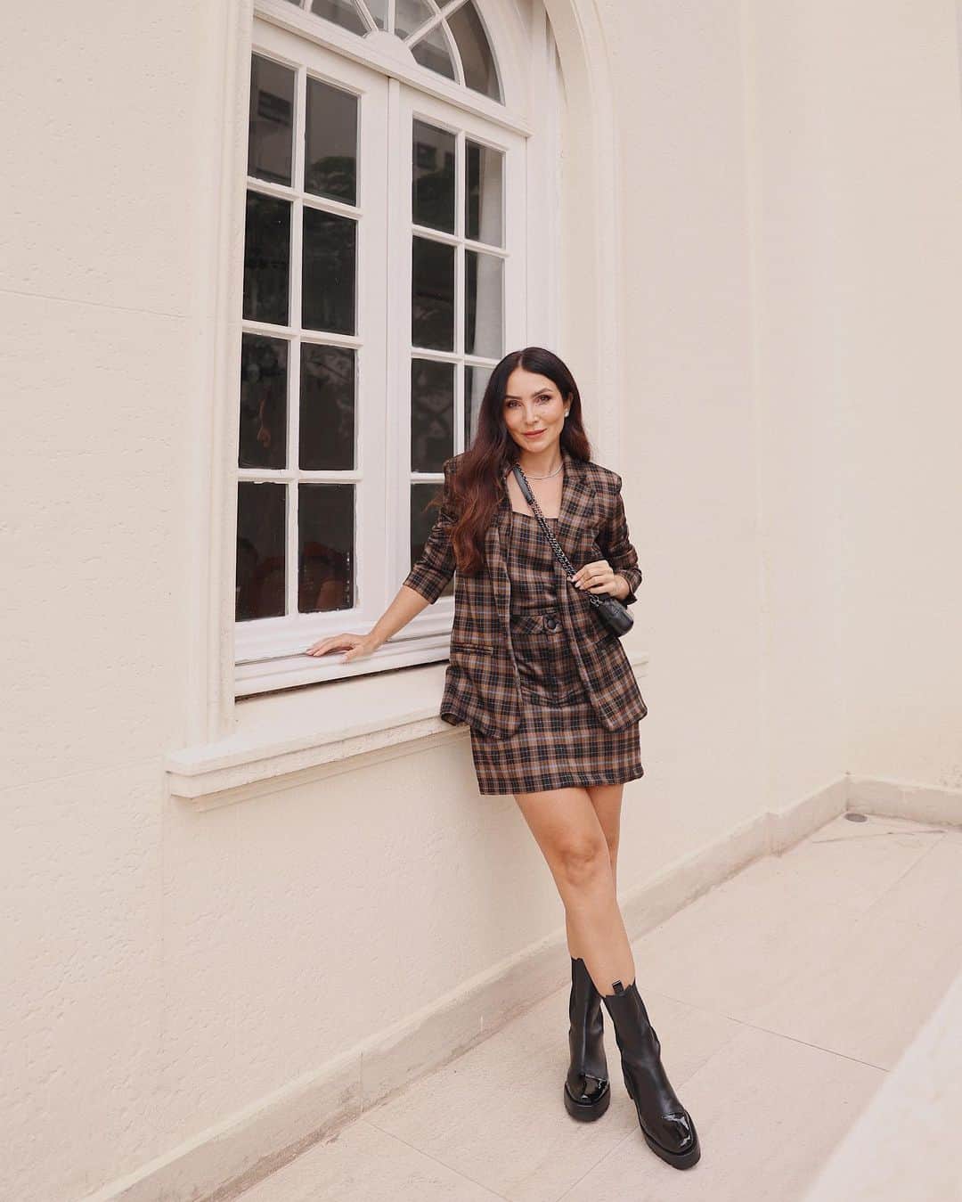 Lalá Noletoのインスタグラム：「Xadrez @slywear mesclando azul com marrom e um maxi blazer super chic ! Conjunto lindo e que pode ser usado de mil maneiras ! Gostaram da versão com coturno?」