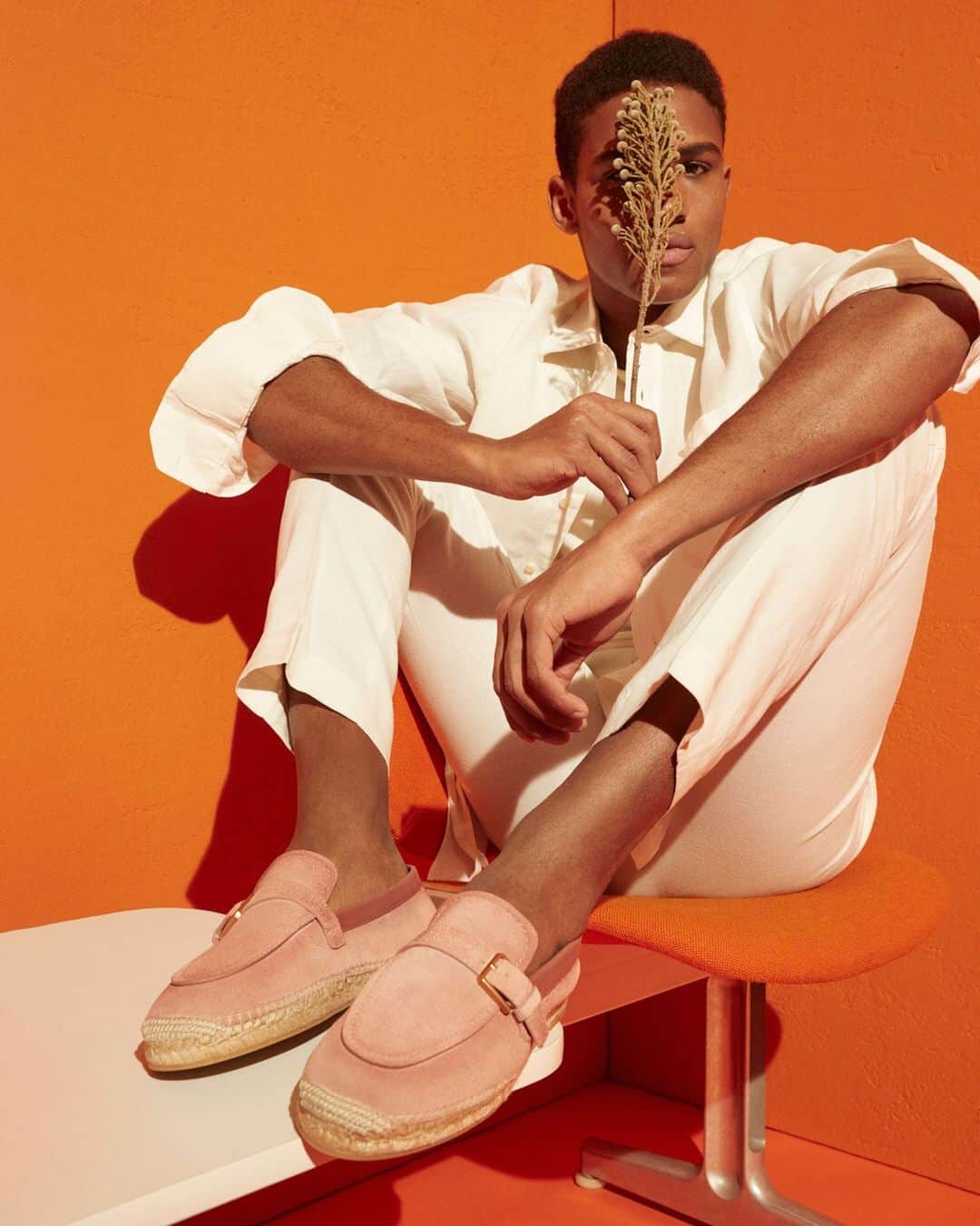サントーニのインスタグラム：「Freedom is a style choice: add a casual touch to your everyday wardrobe.   #Santoni #SantoniSS23」
