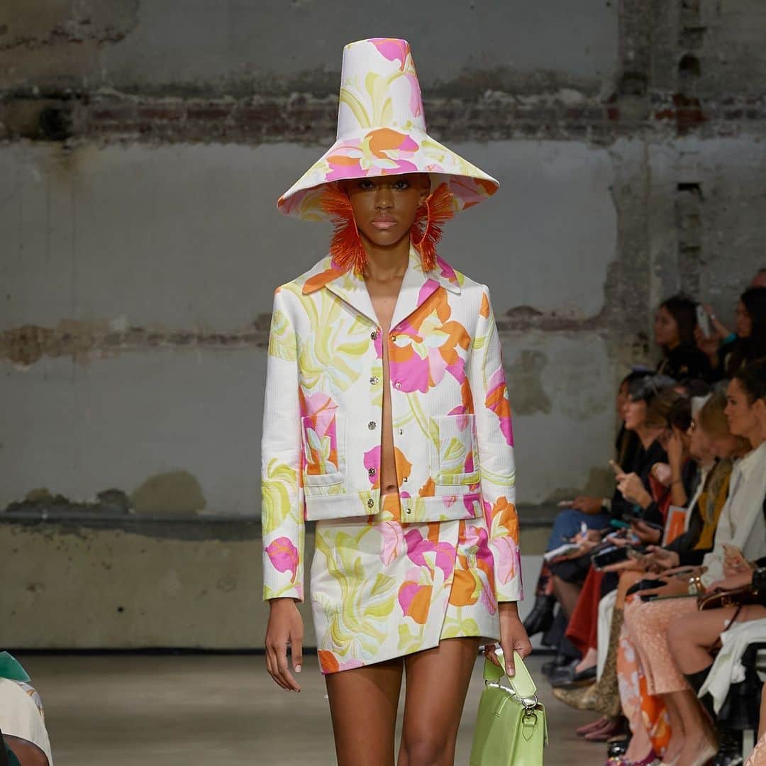 のインスタグラム：「L'esprit des années 60 rehaussé par les emblématiques imprimés colorés de LEONARD PARIS. ** The spirit of the sixties enhanced by the emblematic colourful prints of LEONARD PARIS.  #LEONARD #LEONARDPARIS #LeonardSS23 #SS23 #SpringSummer23 #LEONARDFashionShow」