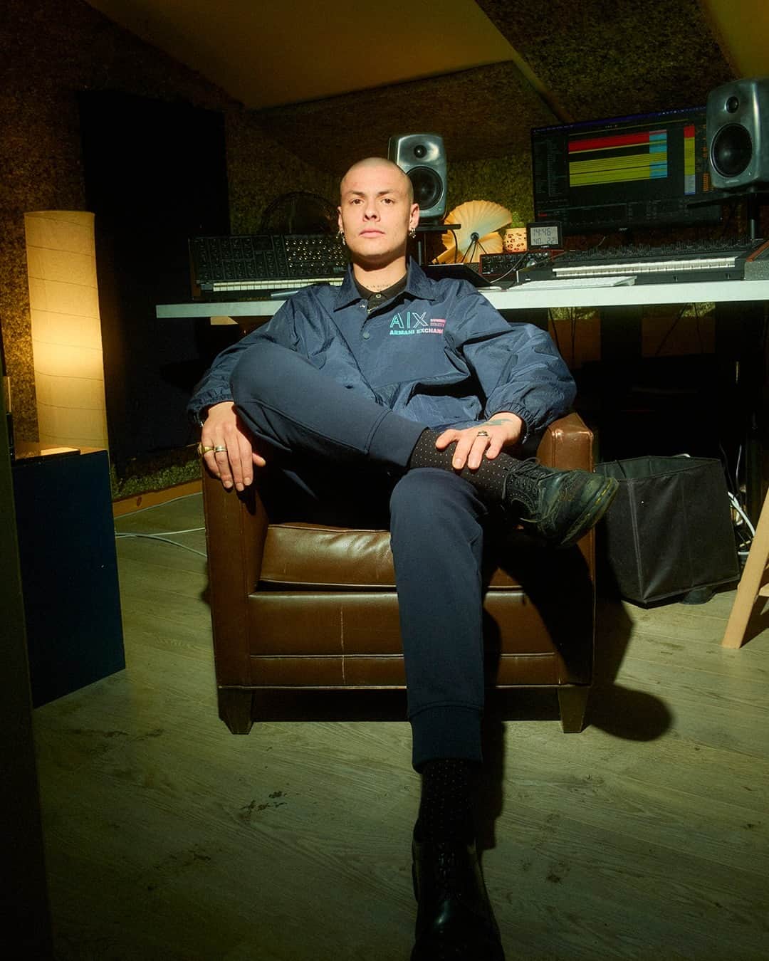 ジョルジオアルマーニのインスタグラム：「Studio session with @lacchesi___ warming up before his set on @rinsefrance⁣ ⁣ DJ and co-founder of @maisoncloserecords is wearing A|X Armani Exchange #AXSS23⁣ ⁣ 📸 @thomas.fliche」
