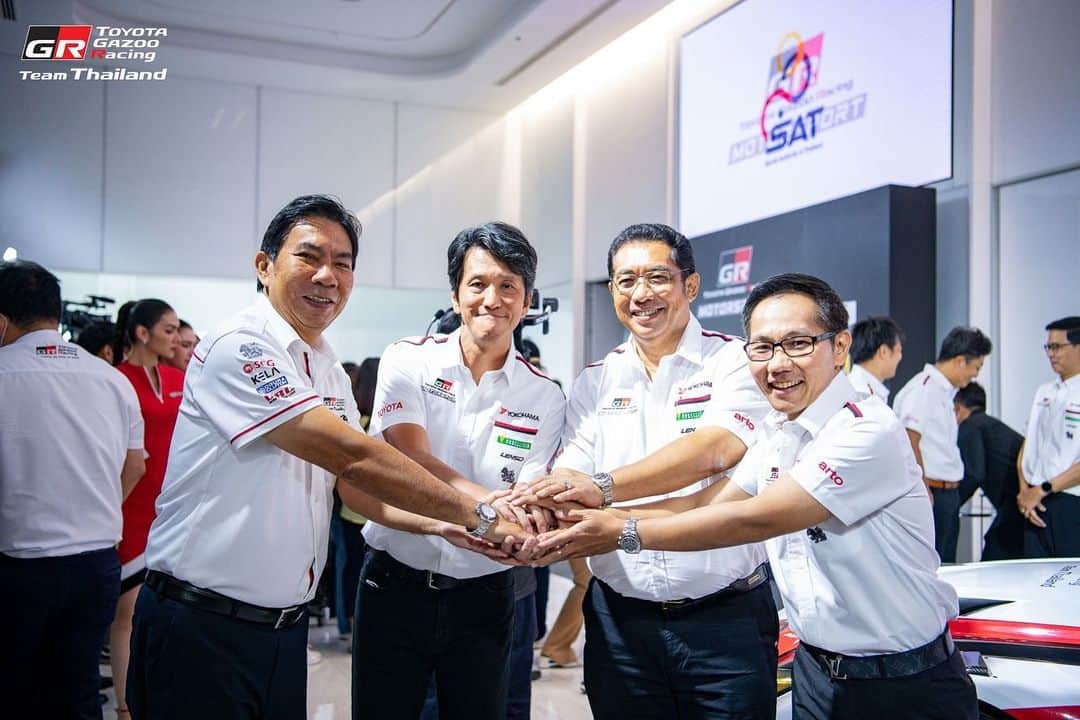 Toyota team thailandさんのインスタグラム写真 - (Toyota team thailandInstagram)「Toyota Gazoo Racing Team Thailand เปิดแผนปี 2023 พร้อมสู้ศึก! 5 รายการใหญ่ ตั้งเป้าแชมป์ทุกรายการ พร้อมร่วมพัฒนายนตรกรรมที่ใช้พลังงานเชื้อเพลิงที่มีความเป็นกลางทางคาร์บอน ทำรถลงแข่งรายการในประเทศและลุยรายการใหม่ “Super Taikyu” การแข่งขันแบบมาราธอนยอดนิยมที่ญี่ปุ่น  “Toyota Gazoo Racing Team Thailand” ทีมแข่งรถที่ยิ่งใหญ่และประสบความสำเร็จอย่างสูงของวงการมอเตอร์สปอร์ตทั้งในประเทศและต่างประเทศ ภายใต้การสนับสนุนของบริษัท โตโยต้า มอเตอร์ ประเทศไทย จำกัด ประกาศความพร้อมปี 2023 มุ่งสานต่อความสำเร็จของทีมทั้งรายการแข่งในประเทศและระดับเวิลด์คลาส ปักธงพัฒนารถแข่งใช้พลังงานเชื้อเพลิงทางเลือกซึ่งมีความเป็นกลางทางคาร์บอน (Carbon Neutral)ลดการปล่อยก๊าซคาร์บอนไดออกไซด์ได้อย่างมีประสิทธิภาพ ตามพันธกิจหลักของกลุ่มบริษัท โตโยต้าทั่วโลก เปิดตัวแผนการแข่งรายการใหม่ “Super Taikyu” การแข่งขันมาราธอนยอดนิยมในประเทศญี่ปุ่น ด้วยรถ Corolla Altis e-fuel Carbon Neutral และตั้งเป้ารักษาแชมป์สมัยที่ 4 รายการมาราธอนสุดโหด 24 ชั่วโมง “51st ADAC TotalEnergies 24h Nürburgring” เยอรมนี」4月28日 1時23分 - toyotagazooracingteamthailand