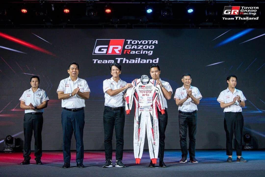 Toyota team thailandさんのインスタグラム写真 - (Toyota team thailandInstagram)「Toyota Gazoo Racing Team Thailand เปิดแผนปี 2023 พร้อมสู้ศึก! 5 รายการใหญ่ ตั้งเป้าแชมป์ทุกรายการ พร้อมร่วมพัฒนายนตรกรรมที่ใช้พลังงานเชื้อเพลิงที่มีความเป็นกลางทางคาร์บอน ทำรถลงแข่งรายการในประเทศและลุยรายการใหม่ “Super Taikyu” การแข่งขันแบบมาราธอนยอดนิยมที่ญี่ปุ่น  “Toyota Gazoo Racing Team Thailand” ทีมแข่งรถที่ยิ่งใหญ่และประสบความสำเร็จอย่างสูงของวงการมอเตอร์สปอร์ตทั้งในประเทศและต่างประเทศ ภายใต้การสนับสนุนของบริษัท โตโยต้า มอเตอร์ ประเทศไทย จำกัด ประกาศความพร้อมปี 2023 มุ่งสานต่อความสำเร็จของทีมทั้งรายการแข่งในประเทศและระดับเวิลด์คลาส ปักธงพัฒนารถแข่งใช้พลังงานเชื้อเพลิงทางเลือกซึ่งมีความเป็นกลางทางคาร์บอน (Carbon Neutral)ลดการปล่อยก๊าซคาร์บอนไดออกไซด์ได้อย่างมีประสิทธิภาพ ตามพันธกิจหลักของกลุ่มบริษัท โตโยต้าทั่วโลก เปิดตัวแผนการแข่งรายการใหม่ “Super Taikyu” การแข่งขันมาราธอนยอดนิยมในประเทศญี่ปุ่น ด้วยรถ Corolla Altis e-fuel Carbon Neutral และตั้งเป้ารักษาแชมป์สมัยที่ 4 รายการมาราธอนสุดโหด 24 ชั่วโมง “51st ADAC TotalEnergies 24h Nürburgring” เยอรมนี」4月28日 1時23分 - toyotagazooracingteamthailand