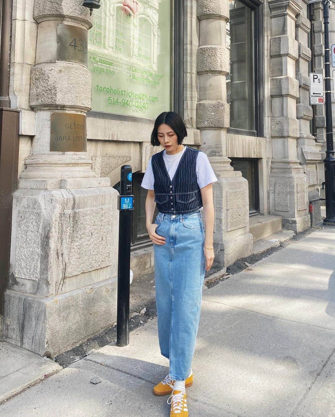mixmatchisthekeyのインスタグラム：「1 denim vest 4 ways」