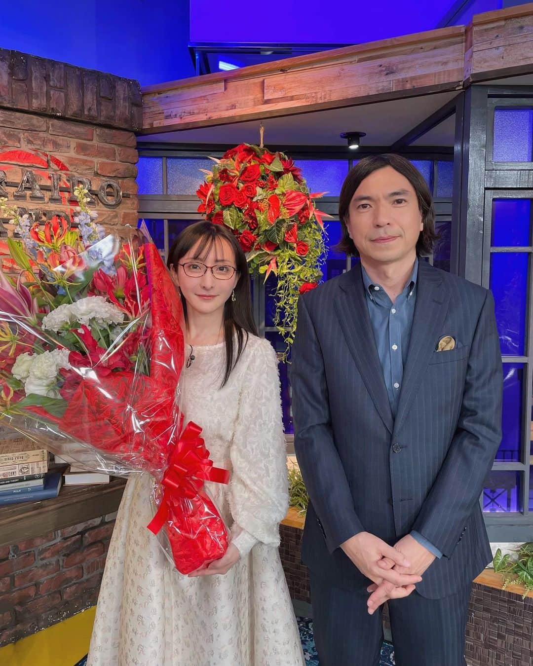 松澤千晶のインスタグラム：「バラいろダンディ、ありがとうございました。  とりあえず、こんな大きな花束貰うのおかしいですからね。一ヶ月しかやってませんから。笑  改めて、放送中はテンションが迷子で上手くお伝えできなかったこと、ここに書き残しておきます。  この一ヶ月間、大変楽しませていただき、透明になっていた自分が少しずつ色を取り戻してゆくのを感じました。  真面目なお話をいたしますと、数や知名度、分かりやすさを求めるこの時代に、何者でもない自分を起用してくださったことに心からの感謝と、この番組の心意気を感じています。  ここ数年は物事にあまり期待しない生活を送っていましたが、この1ヶ月は色褪せた心の庭が色付くように、バラ色と称された様々なダンディな皆様にお会いでき、大人になるのも悪くないと感じることができました。  情報過多で大切なことが見えなくなってしまった今、こうしてこの場に来られたことで、テレビをまた好きになることができました。  何より、ふかわりょうさん。  生き別れのお兄様かと思うくらい、または放し飼いの動物を見守るかのような優しい立ち振る舞い、広々とした牧場のような居心地の良さでした。  私はここをふかわ牧場と名付けます。  そして大変お世話になりましたスタッフの皆様。いつも私の控え室にアルコール飲料と台本を持って来てくださってありがとうございました。  この日に至っては氷とグラス、さらに何のお祝いか最後にシャンパンまでいただきました。  送別会をお待ちしておりますね。  次のアシスタントが秋元才加さんと知り、以前から自身をしっかりお持ちな素敵な方だと感じていて、そのような方にバトンタッチ出来ることはこの上なく光栄です。  最後に御覧くださった皆様。  長年続いた番組に突然の異物混入で驚かれたかもしれませんが、空気というものは不思議なもので、ご覧の皆様の気持ちもこちら側へ伝わってきて、徐々に打ち解け合えたように感じる幸せなひと月でした。  どこかで、またお会いできると良いですね。  ひとまずはこれにて、心から、ありがとうございました。  #バラダン #TOKYOMX」