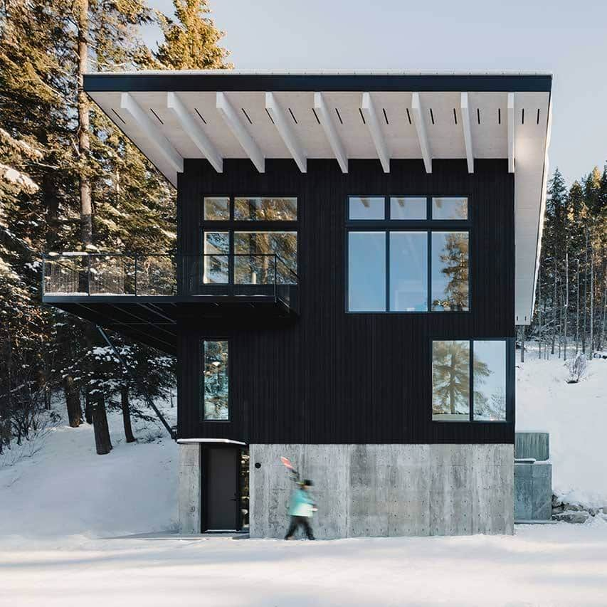 Design Milkさんのインスタグラム写真 - (Design MilkInstagram)「Tall ceilings, large windows, and snowy views like these?? Sign us up for the next family ski trip! 👋🏼 Columbia River Valley Lookout residence marks the first new residential build project for @twobytwostudio, and they created an absolute dream for family gatherings in the heart of nature. Would you want to stay here? 🏔 \\\ Construction by Zimmerman Construction, photography by @haptic_patina.  Check our link bio to see more! 🔗  #interiordesign #cabindesign #moderncabin #mountainhouse #homedesign #architecture #architecturaldesign #designproject」4月28日 1時26分 - designmilk