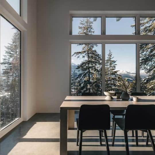 Design Milkさんのインスタグラム写真 - (Design MilkInstagram)「Tall ceilings, large windows, and snowy views like these?? Sign us up for the next family ski trip! 👋🏼 Columbia River Valley Lookout residence marks the first new residential build project for @twobytwostudio, and they created an absolute dream for family gatherings in the heart of nature. Would you want to stay here? 🏔 \\\ Construction by Zimmerman Construction, photography by @haptic_patina.  Check our link bio to see more! 🔗  #interiordesign #cabindesign #moderncabin #mountainhouse #homedesign #architecture #architecturaldesign #designproject」4月28日 1時26分 - designmilk