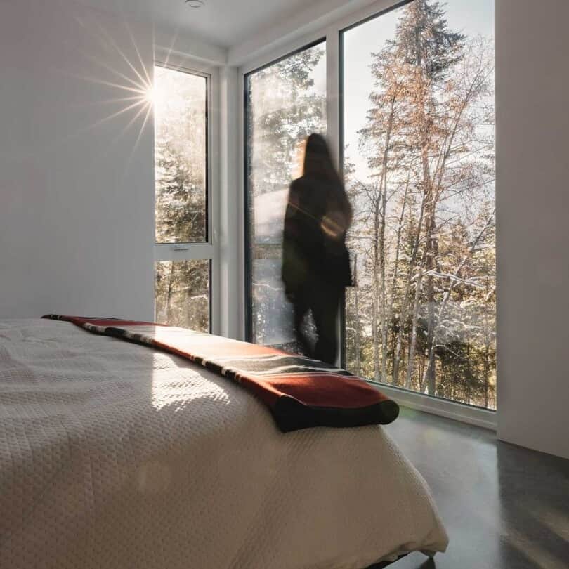 Design Milkさんのインスタグラム写真 - (Design MilkInstagram)「Tall ceilings, large windows, and snowy views like these?? Sign us up for the next family ski trip! 👋🏼 Columbia River Valley Lookout residence marks the first new residential build project for @twobytwostudio, and they created an absolute dream for family gatherings in the heart of nature. Would you want to stay here? 🏔 \\\ Construction by Zimmerman Construction, photography by @haptic_patina.  Check our link bio to see more! 🔗  #interiordesign #cabindesign #moderncabin #mountainhouse #homedesign #architecture #architecturaldesign #designproject」4月28日 1時26分 - designmilk