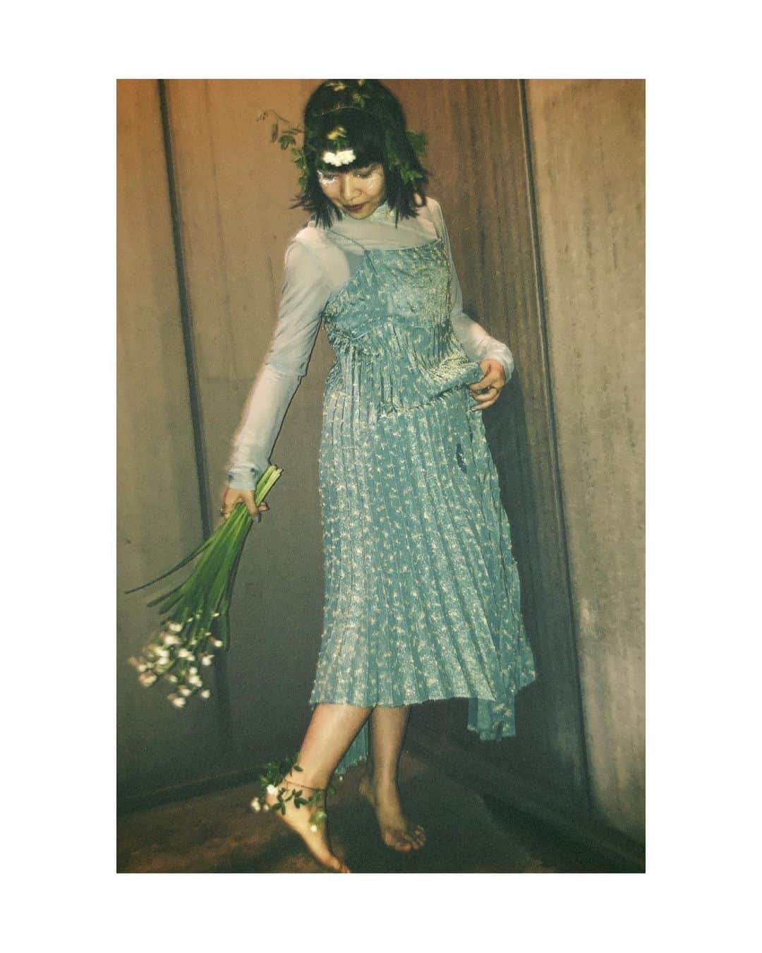 青葉市子のインスタグラム：「❁  26 Apr 2023 TOKYO春爛漫  hair&make @hoshino_kanako  styling @mie_minagawa  flower @edenworks_   木香薔薇に勿忘草、鈴蘭。 雨露にしっとりと唄の日。  ご来場くださった皆様ありがとうございました。 29日も楽しみ。  📷 @hoshino_kanako   .」