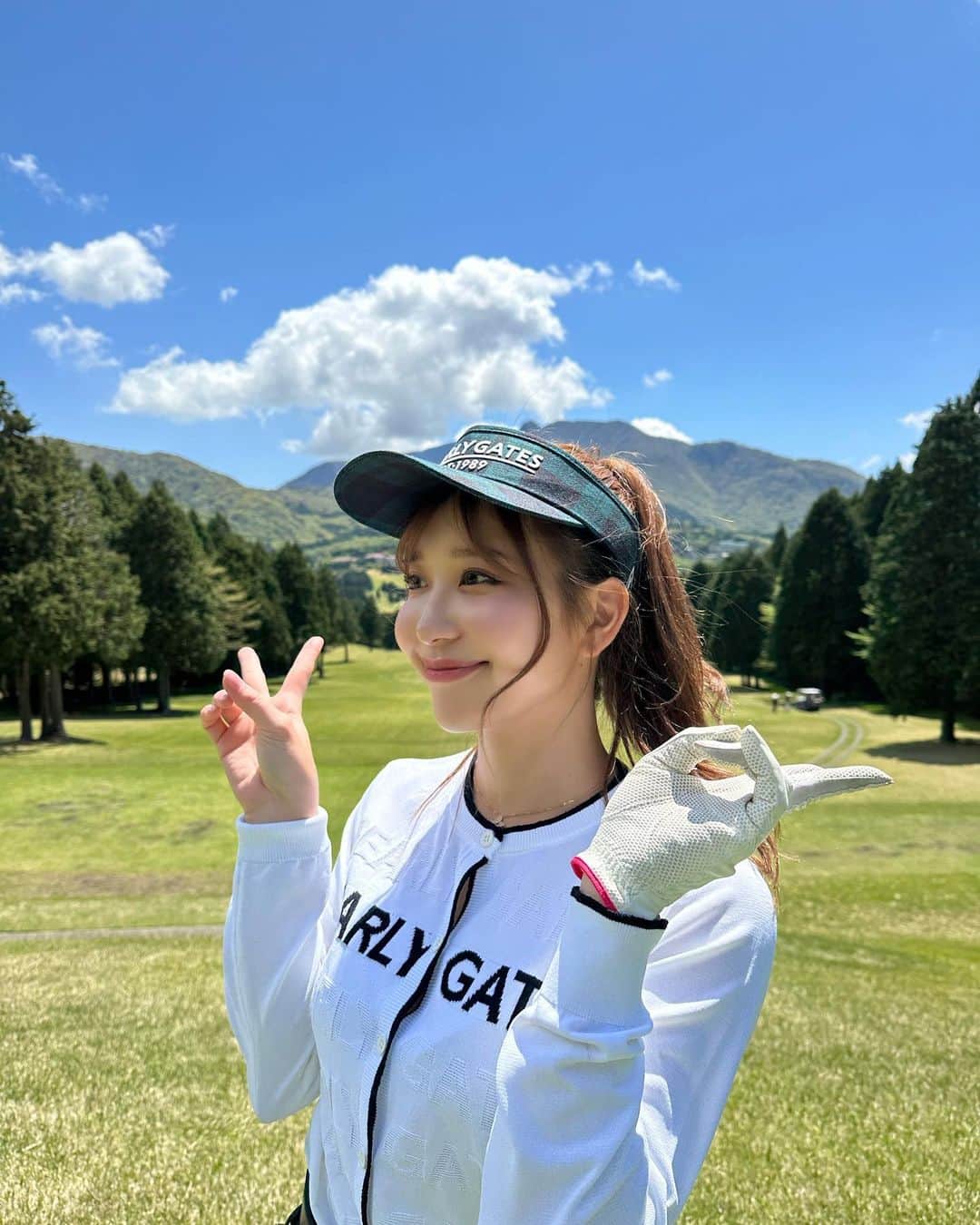COCOさんのインスタグラム写真 - (COCOInstagram)「play golf 🏌️‍♀️ We got lucky with great weather🌈  #golf #golflife #golfgirls #ゴルフ #ゴルフ女子 #golfwear #pearygates #japan #japanesegirl」4月27日 16時30分 - coco_coco000