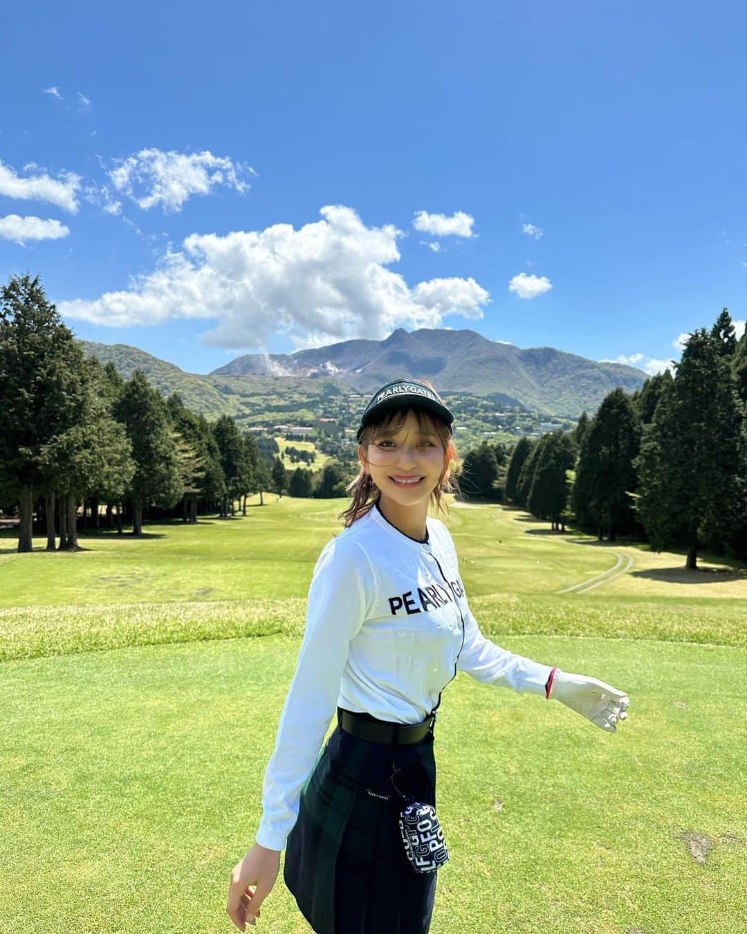 のインスタグラム：「play golf 🏌️‍♀️ We got lucky with great weather🌈  #golf #golflife #golfgirls #ゴルフ #ゴルフ女子 #golfwear #pearygates #japan #japanesegirl」