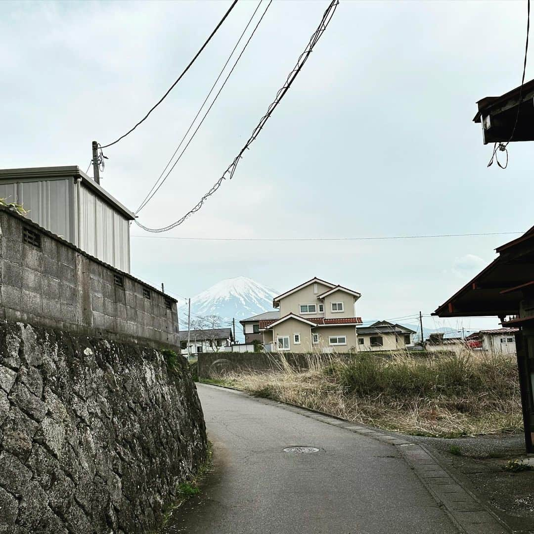 有吉弘行さんのインスタグラム写真 - (有吉弘行Instagram)「家の隙間富士。」4月27日 16時35分 - ariyoshihiroiki