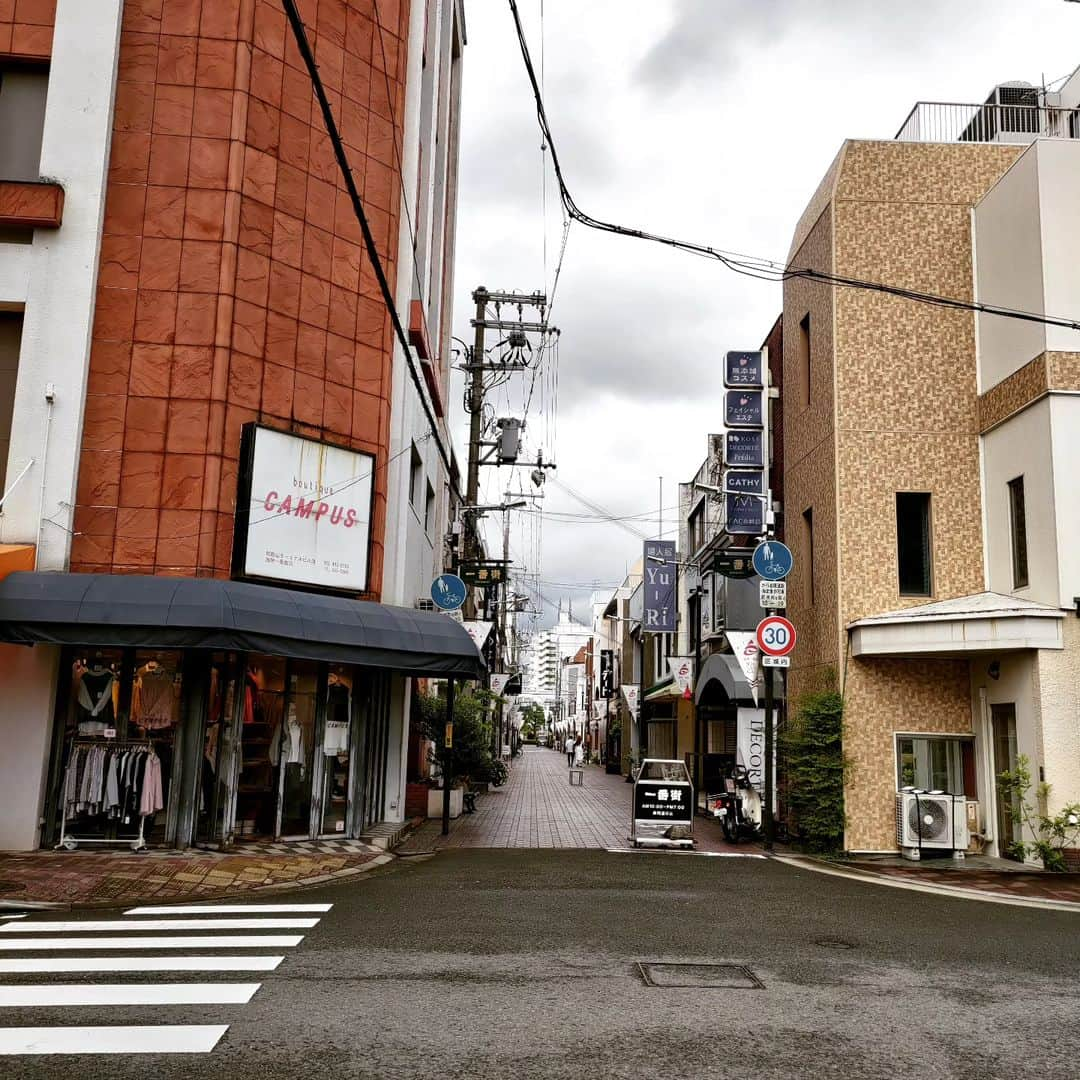 田舎暮らし応援県わかやまさんのインスタグラム写真 - (田舎暮らし応援県わかやまInstagram)「今日は海南市の市街地エリアの魅力のほんの一部をお届けします。海南市の市街地は公共交通機関がとても充実しているので、車がなくても大丈夫です。スーパーも、医療施設も憩いの場もすべて徒歩圏内。 古き良き町並みと美しい海と山に囲まれた海南市。是非一度遊び来てくださいね！ #和歌山県#和歌山観光#和歌山移住したい #和歌山#和歌山LIFE #wakayama #wakayamaprefecture #wakayamagram #nobinos #kainancitywakayama #海南市#黒江 #田舎暮らし#田舎 #日本の風景 #大自然#紀州漆器#うるわし館」4月27日 16時35分 - wakayama_life