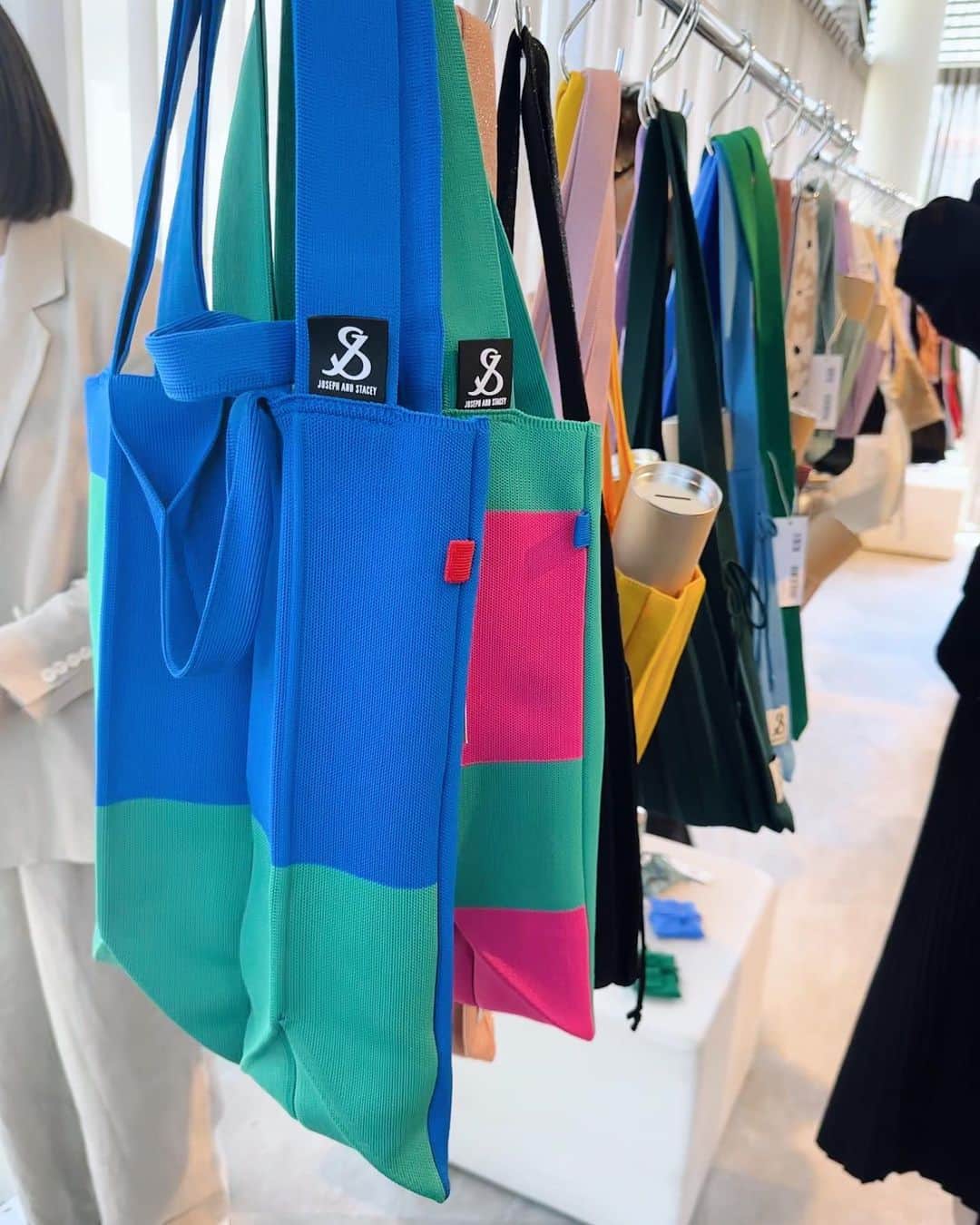EMIのインスタグラム：「⭐︎ 韓国発のライフスタイルブランド 「JOSEPH AND STACEY(ジョセフアンド ステイシー)」のローンチ展示会へ♡ 素材にプラスチックペットボトルをリサイクルした繊維を使用していて環境に優しい♡ カラーバリエーションも豊富だから何色も欲しくなっちゃう😆刺繍も入れてもらっちゃった✨ @josephandstacey_jp  @mandassociates #josephandstacey #ジョセフアンドステイシー」