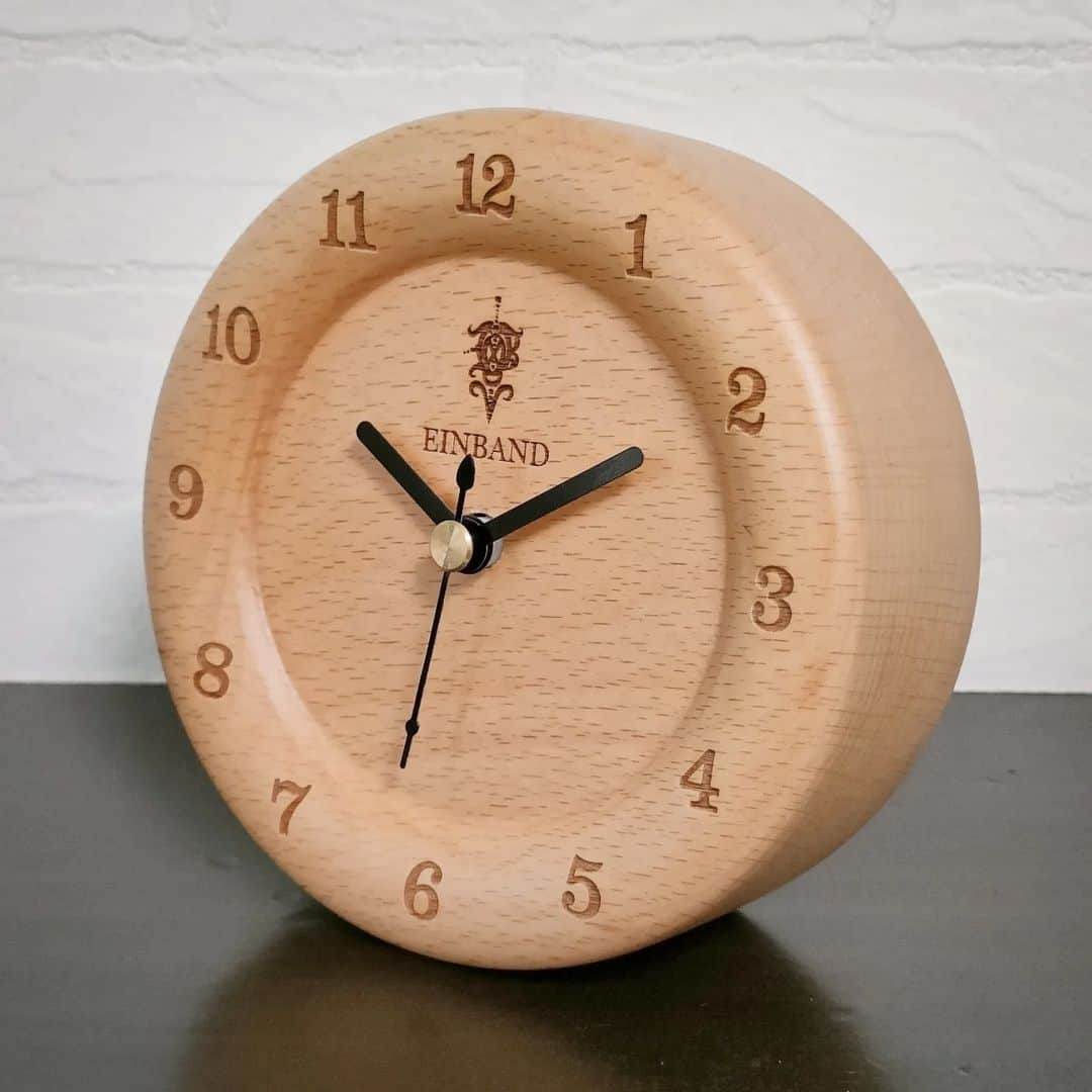 EINBAND -アインバンド-さんのインスタグラム写真 - (EINBAND -アインバンド-Instagram)「明日4/28(金) 22:00〜ブナの木で制作した『木製置き時計』を公式オンラインショップより販売させていただきます！ 限定生産のアイテムとなりますのでよろしくお願いします🙏 ※現在SOLD OUTとなっておりますが販売時刻になりましたらご注文いただけます。  #EINBAND #木製腕時計」4月27日 16時40分 - einband_woodwatch