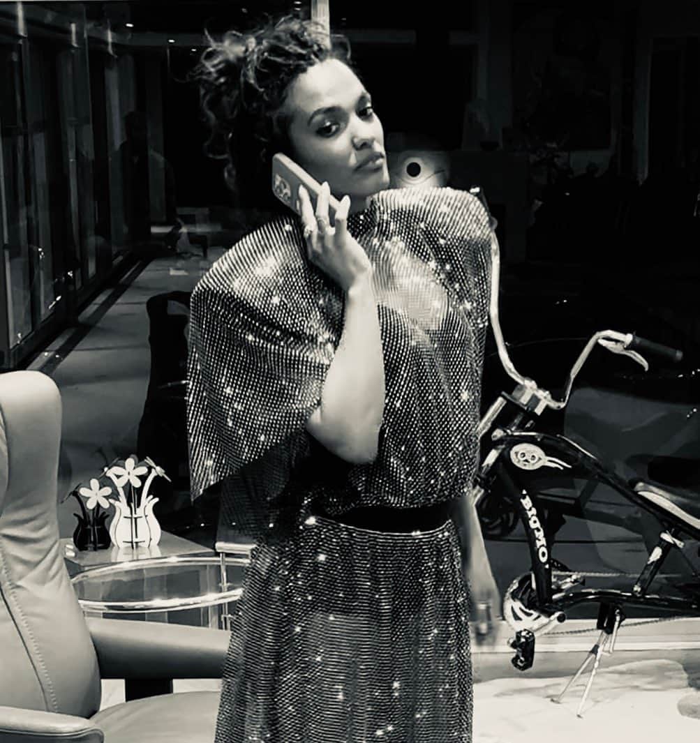 フリーマ・アジェマンのインスタグラム：「Styled at Villa Margarita. #newzealand  Dress @dolcegabbana Shoes @gucci  🖤🤍🪩」