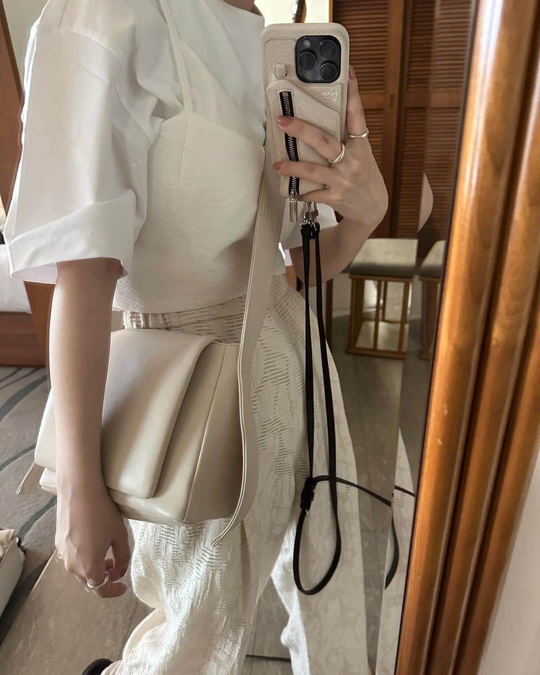 kannnaのインスタグラム：「オールホワイトの日🤍🤍 ビーサンだけ黒で♪ この写真に沢山チラッと 隠れてます🤫」