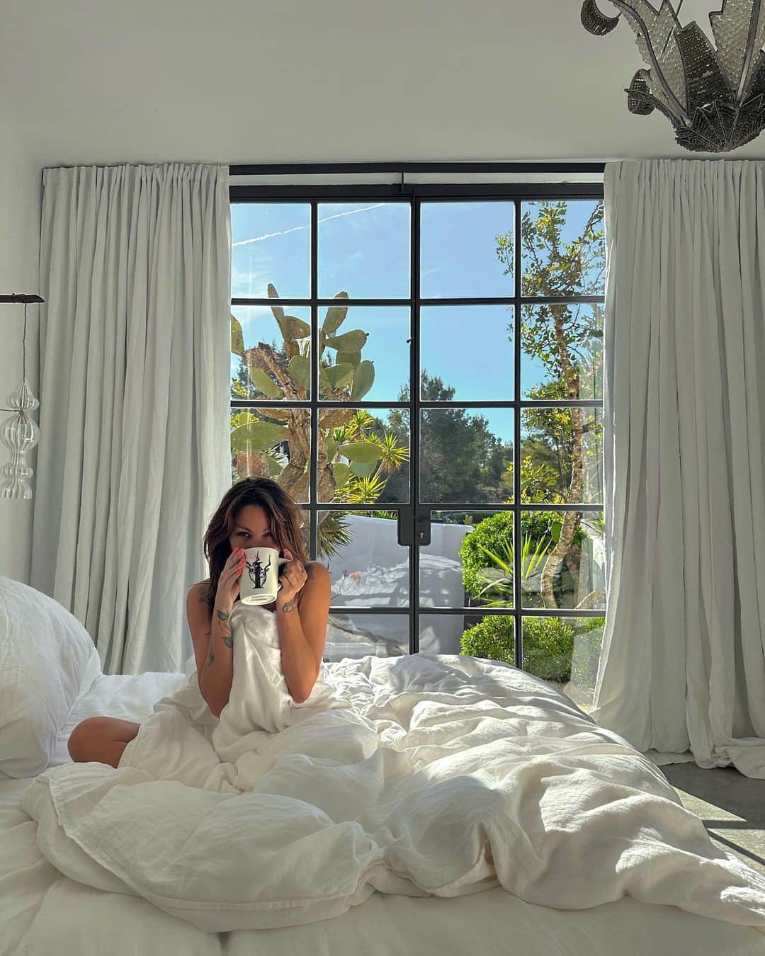 ルー・ティーズデールのインスタグラム：「woke up at @theinkhouseibiza 🌵」