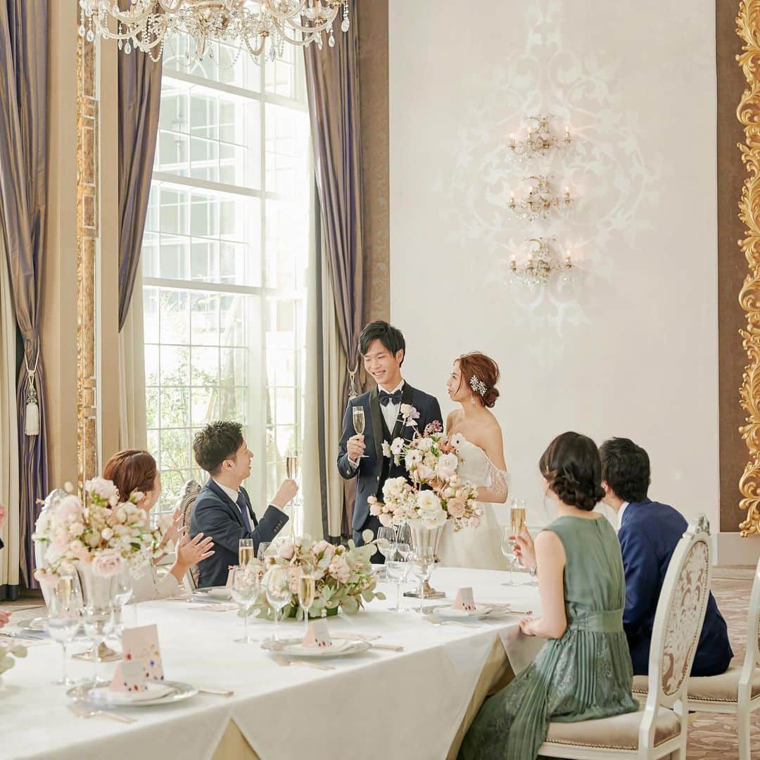 家族挙式さんのインスタグラム写真 - (家族挙式Instagram)「. 洋館を思わせるような クラシカルなバンケット！  白を基調とした会場内は どんな装飾・装花とも相性バッチリです♪  会場：セントアクアチャペル丸の内 . -------------------- @kazoku_wedding をフォローして、 #家族挙式 でお写真を投稿してくださいね＊* ----------------------- . ❁テレビCM放映中 ▹▸ “家族挙式ベスト“なら 【挙式・衣裳・美容・写真】が含まれた プランが99,000円〜叶います＊ ▽予約はTOPのリンクから❁ >>> @kazoku_wedding  ------------------- #家族挙式 #ベストアニバーサリー #家族 #Family #家族婚 #bestanniversary #少人数婚#ウェディング #結婚式準備#結婚式 #フォトウェディング #プレ花嫁 #卒花#日本中のプレ花嫁さんと繋がりたい #花嫁#卒花嫁#国内挙式 #ウェディングドレス #プラコレ #DRESSY花嫁 #披露宴会場 #会場装花 #ウエディングアイデア #結婚式場 #家族結婚 #少人数結婚式 #会場コーディネート #装花 #会場装飾」4月27日 17時03分 - kazoku_wedding