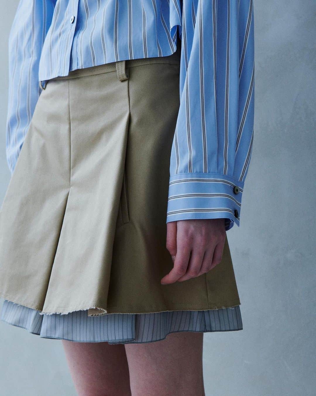 ルシェルブルーさんのインスタグラム写真 - (ルシェルブルーInstagram)「New Arrival >>>IN STORE NOW . .  ☑︎ Bra Combi Shirt ¥22,000+tax (Color: Light Gray,Light Blue)  ☑︎ Tuck Flair Chino Shorts ¥22,000+tax (Color: Beige,Black)  #lecielbleu #ルシェルブルー　#ss23 #fashion  #Styling#Chino #Shirt」4月27日 16時58分 - lecielbleu_official
