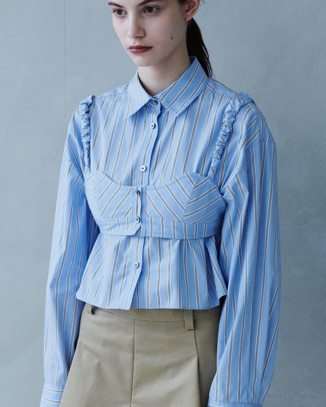 のインスタグラム：「New Arrival >>>IN STORE NOW . .  ☑︎ Bra Combi Shirt ¥22,000+tax (Color: Light Gray,Light Blue)  ☑︎ Tuck Flair Chino Shorts ¥22,000+tax (Color: Beige,Black)  #lecielbleu #ルシェルブルー　#ss23 #fashion  #Styling#Chino #Shirt」