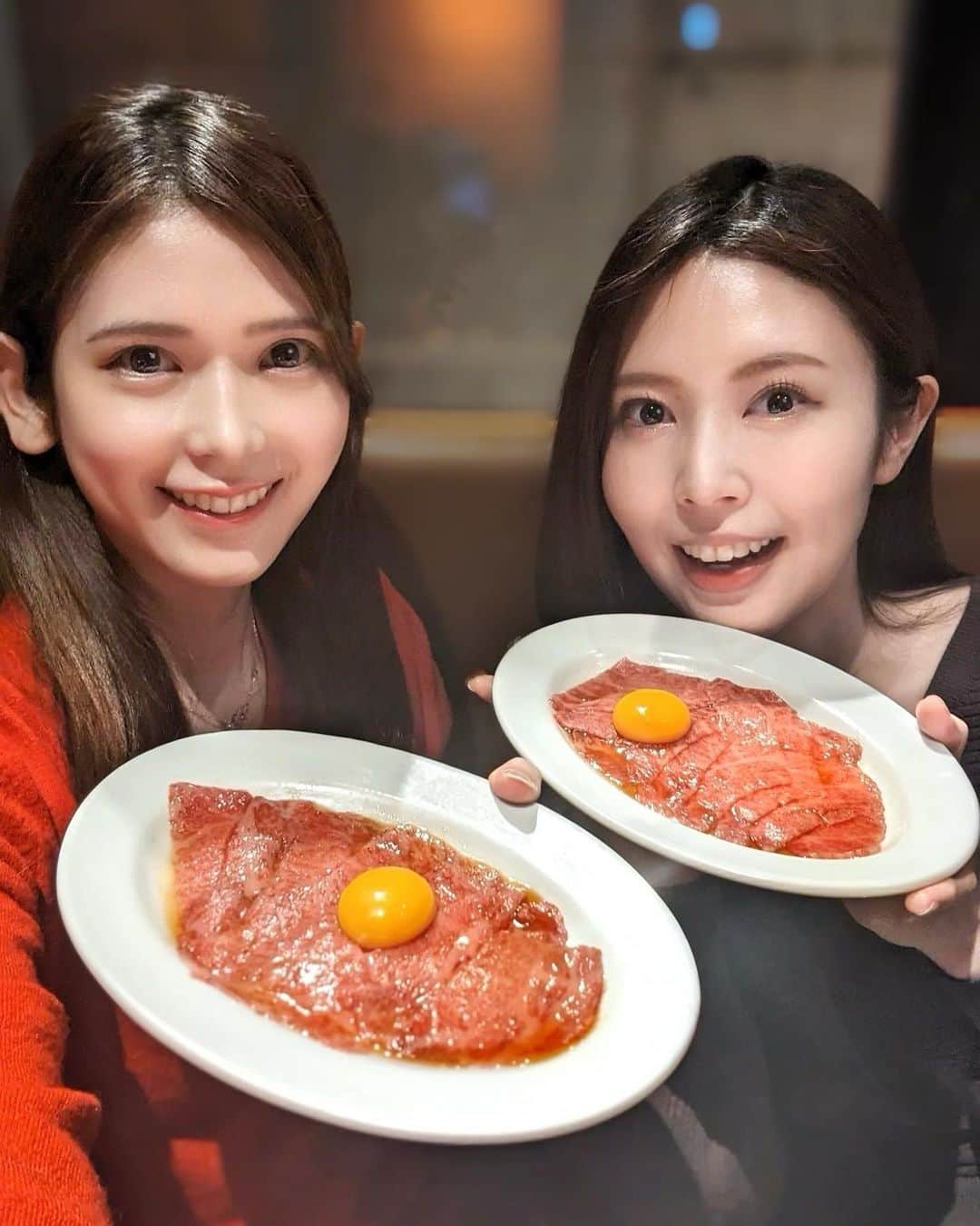 のインスタグラム：「大トロ牛刺し🤤💓二子玉川『焼肉じゅん 』 神戸牛と同じエサ、環境で育てられた但馬太田牛や 前沢牛の生肉が食べられる🥩 ⁡ 【大トロ牛刺し】もうネーミングから惹かれる！ 脂が甘いってこの事か！！って理解する味！ さらにトロける。。。卵と絡めて🤤🥚 ⁡ 他にも尾形牧場ザブトンの肉寿司 ウチモモのカルパッチョなど 生肉好きにはたまらん🥺 ⁡ 春を感じる新メニューも登場してて ズッキーニ桜海老のせ🦐 アスパラスナップえんどうのサラダは 桜の葉フレンチドレッシングを使用🌸 ⁡ あとこの日の〆は肉茶漬け食べたけど ダブル生肉牛丼も推し🥺🥩🍚 ⁡ 二子玉川で生肉＆焼肉楽しむならここ！ 子供連れ可なのも嬉しいポイント👶 ⁡ バチェラーに出てたりおちゃんと👭癒された💓 ーーーーーーーーーーーーーーーーーーーーー 注文メニュー📝 •ズッキーニ桜海老のせ •アスパラ、スナップエンドウのサラダ   桜の葉フレンチドレッシング •生ハム 24ヶ月熟成 •大トロ刺し •ウチモモカルパッチョ •厚切りタン •肉寿司　ザブトン •大判上赤身 イチボ おろしポン酢 •肉茶漬け •獺祭ジェラート ーーーーーーーーーーーーーーーーーーー エリア　二子玉川 予算　8,000円〜12,000円 オススメ  大トロ刺し、生肉牛丼 ーーーーーーーーーーーーーーーーーーー 読んでくださってありがとうございます💓 🔖@tabe_megumi 東京・福岡を中心に 美味しいお店を紹介してます☺️ チェックしてみてね✨ ーーーーーーーーーーーーーーーーーーー #焼肉じゅん #焼肉 #肉テロ #生肉 #二子玉川 #大トロ牛刺し #飯テロ #二子玉川グルメ #東京グルメ #東京焼肉 #wagyu #和牛 #めぐログ_二子玉川 #めぐログ_焼肉 #pixelで撮影 #肉刺し #肉料理 #二子玉川ディナー」